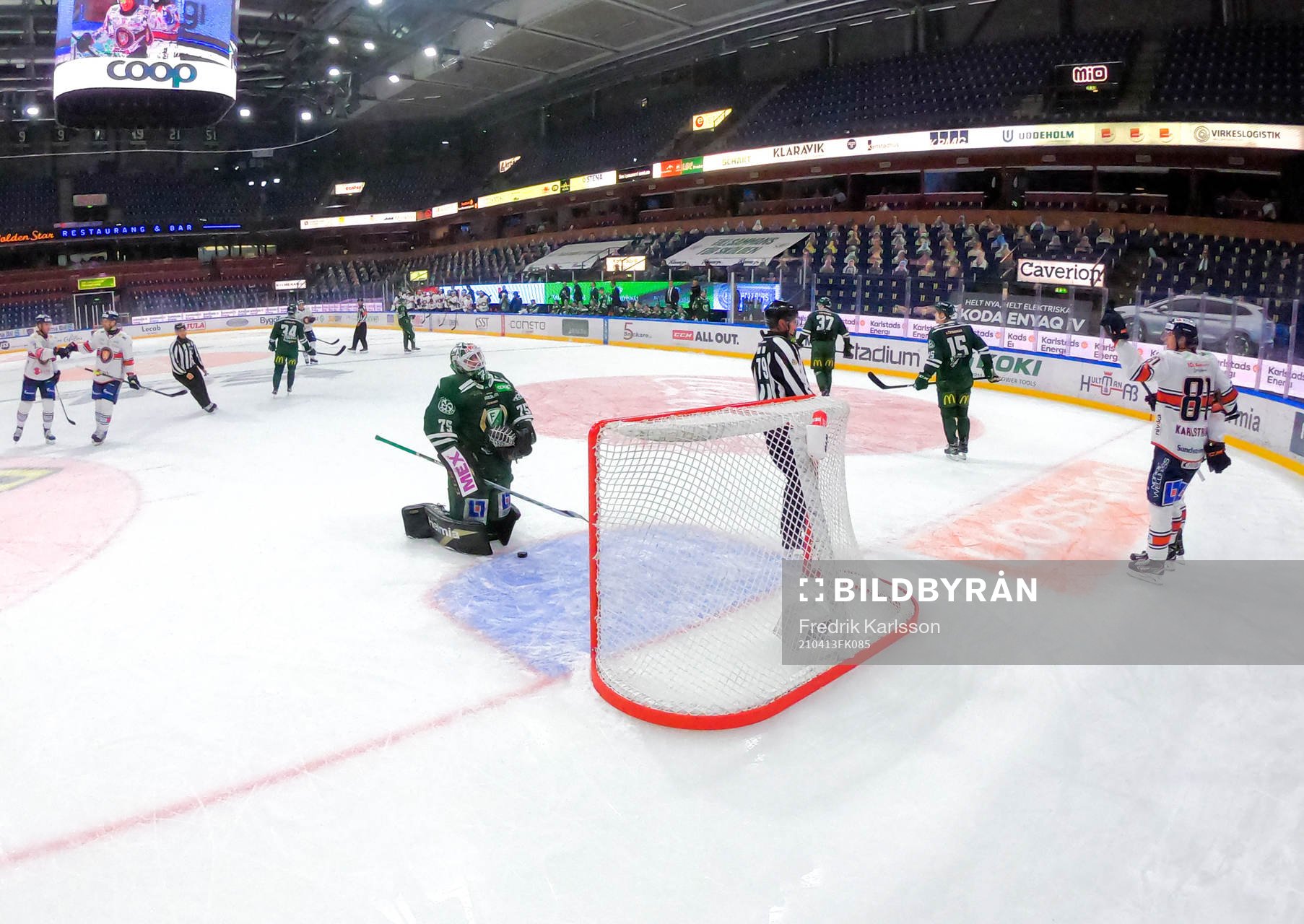 Färjestads målvakt Arvid Holm deppar och Växjös Fredrik