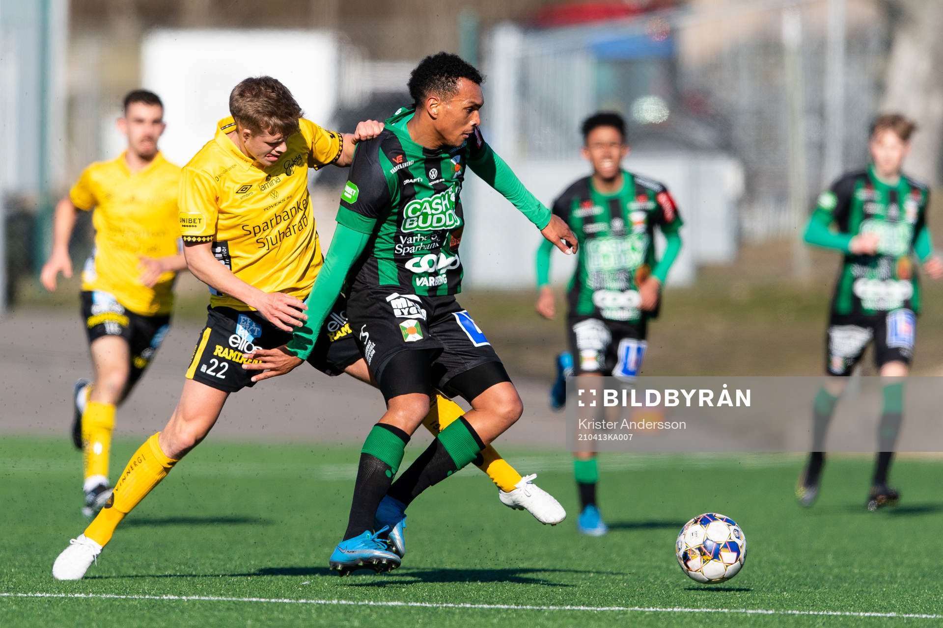 Elfsborgs Kevin Holmén och Varbergs Ryan Moon