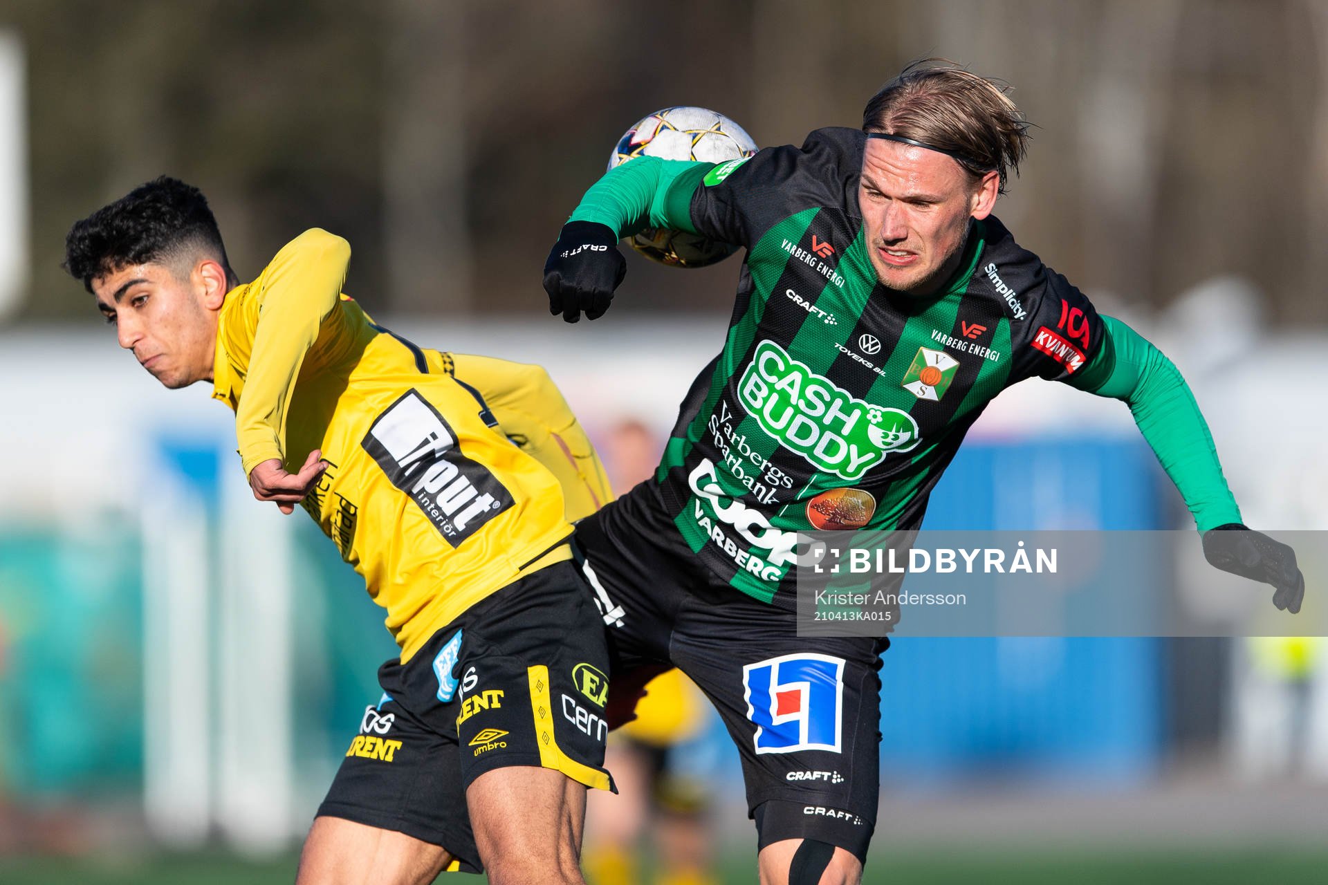 Elfsborgs Ahmed Qasem och Varbergs Hampus Zackrisson under fotbollsmatchen i U21 Allsvenskan Mellersta mellan Varberg och Elfsborg den 13 april 2021 i Varberg.