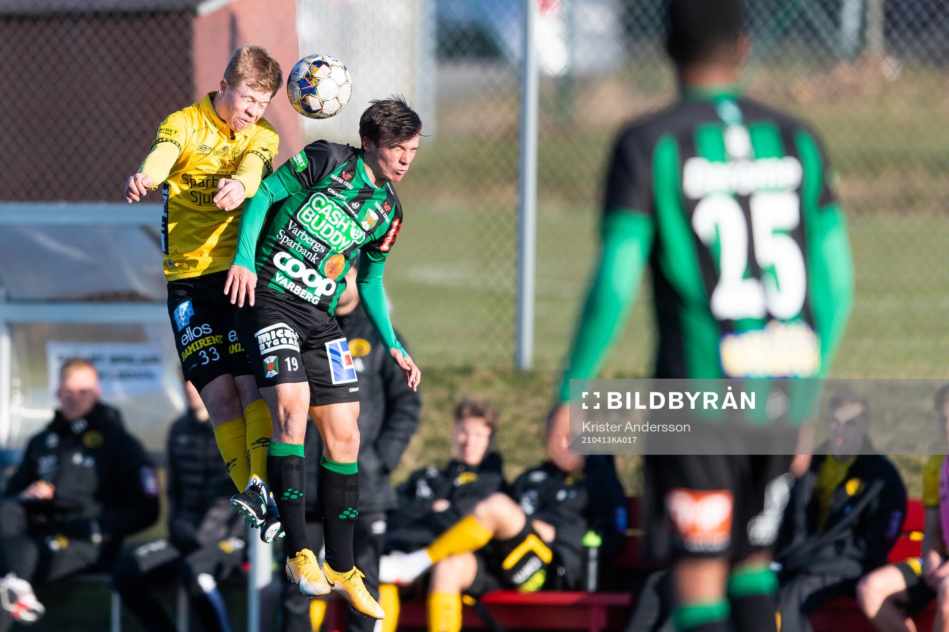Elfsborgs Filip Gustafsson och Varbergs Liam Munther under fotbollsmatchen i U21 Allsvenskan Mellersta mellan Varberg och Elfsborg den 13 april 2021 i Varberg.
