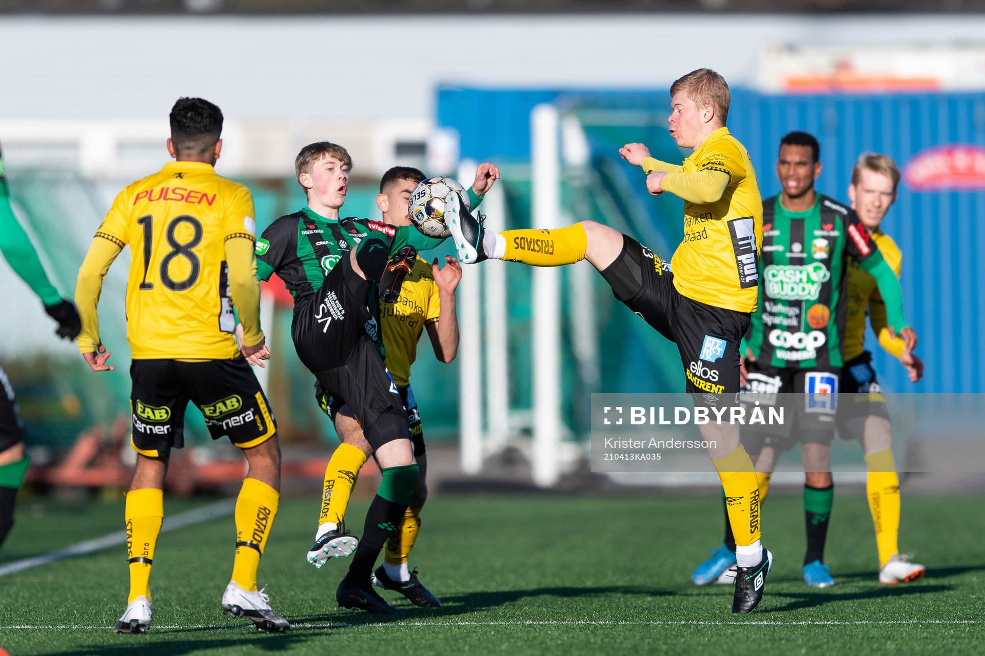 Varbergs Gustav Nordh och Elfsborgs Filip Gustafsson under fotbollsmatchen i U21 Allsvenskan Mellersta mellan Varberg och Elfsborg den 13 april 2021 i Varberg.