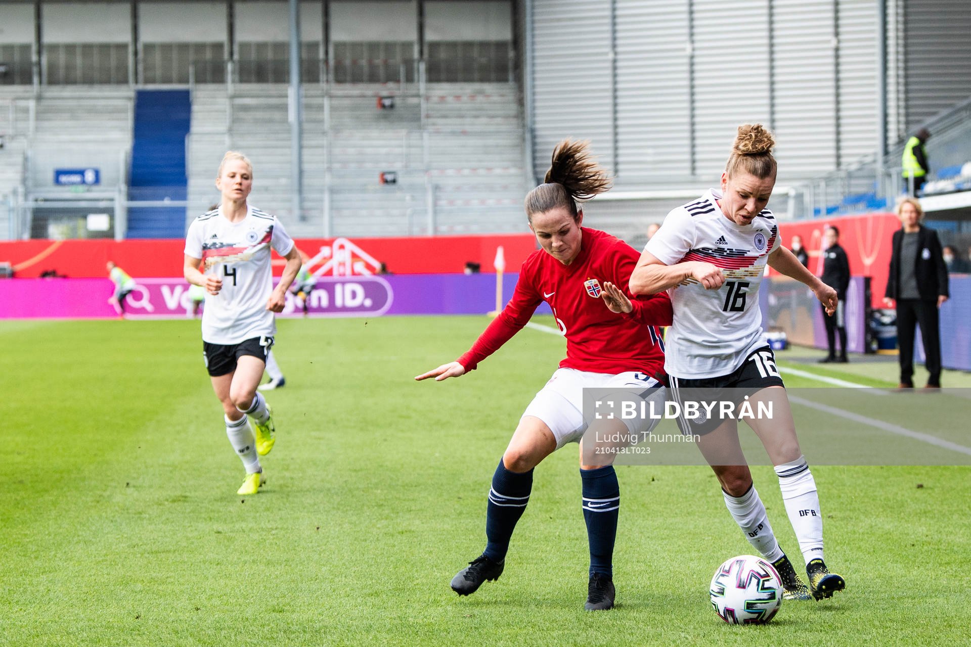 Tuva Hansen of Norway and Linda Dallmann of Germany