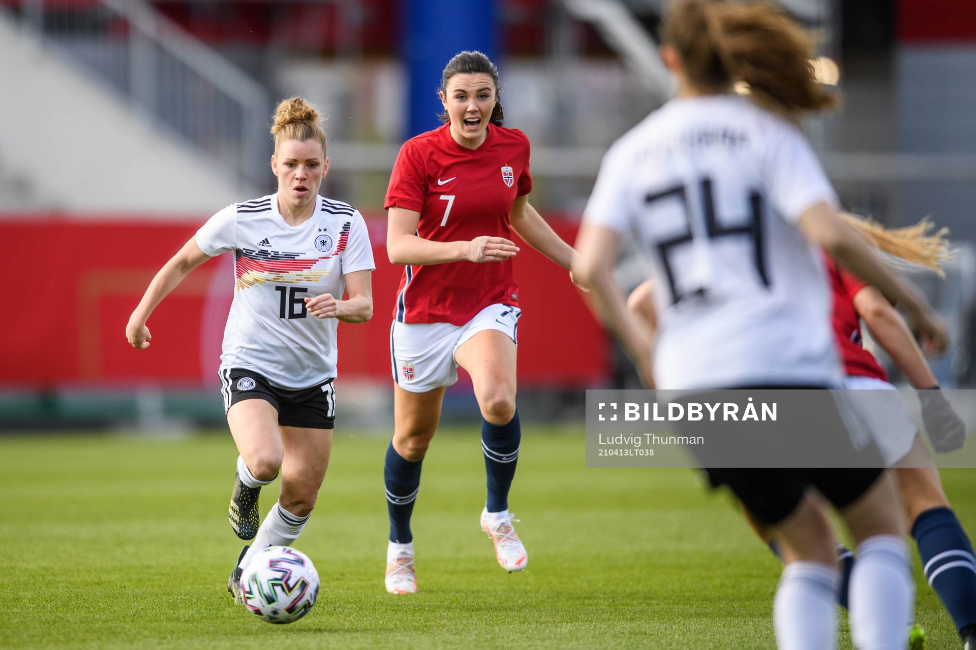 Linda Dallmann of Germany and Ingrid Syrstad Engen of Norway