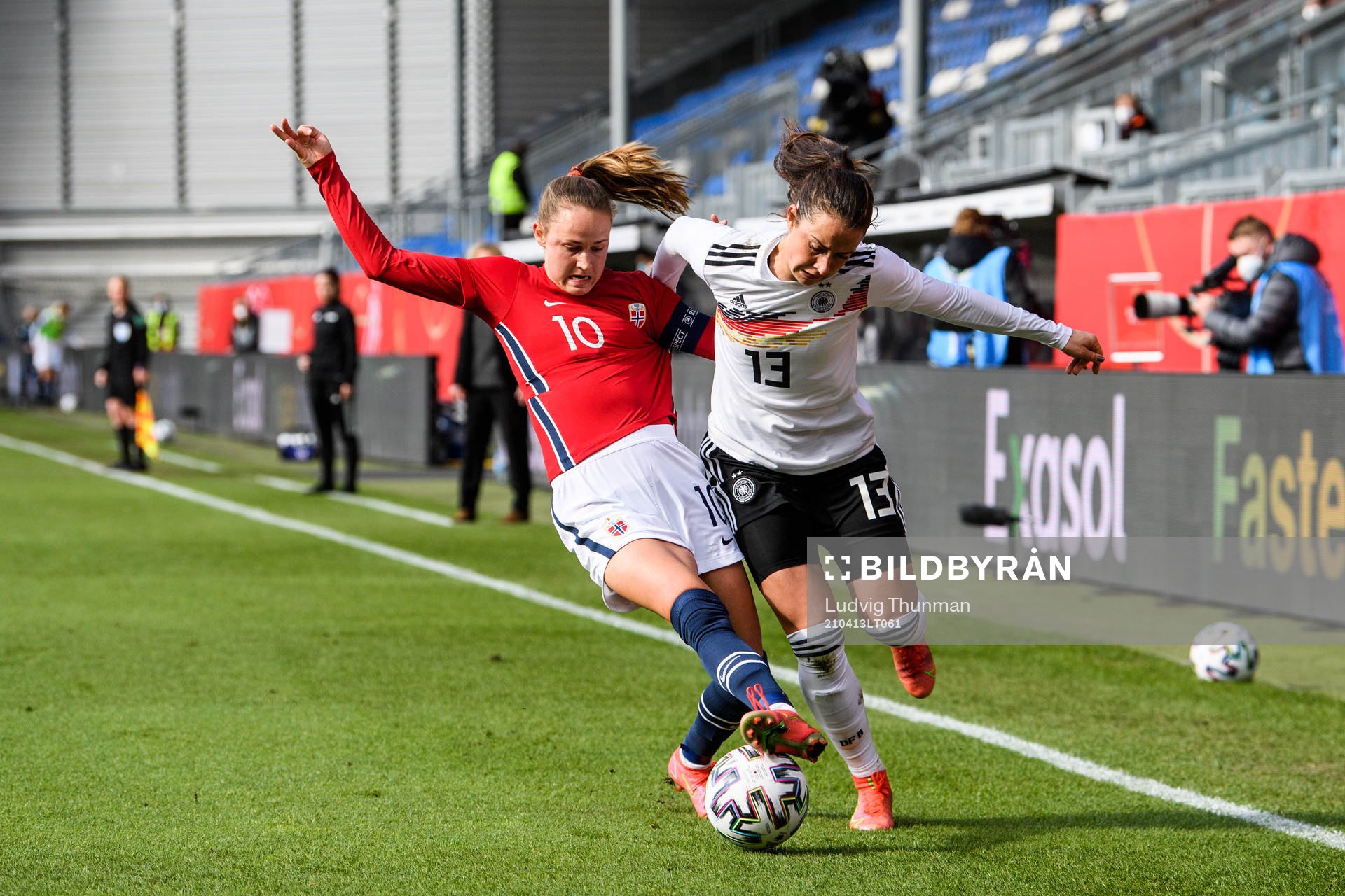 Caroline Graham Hansen of Norway and Sara Däbritz of