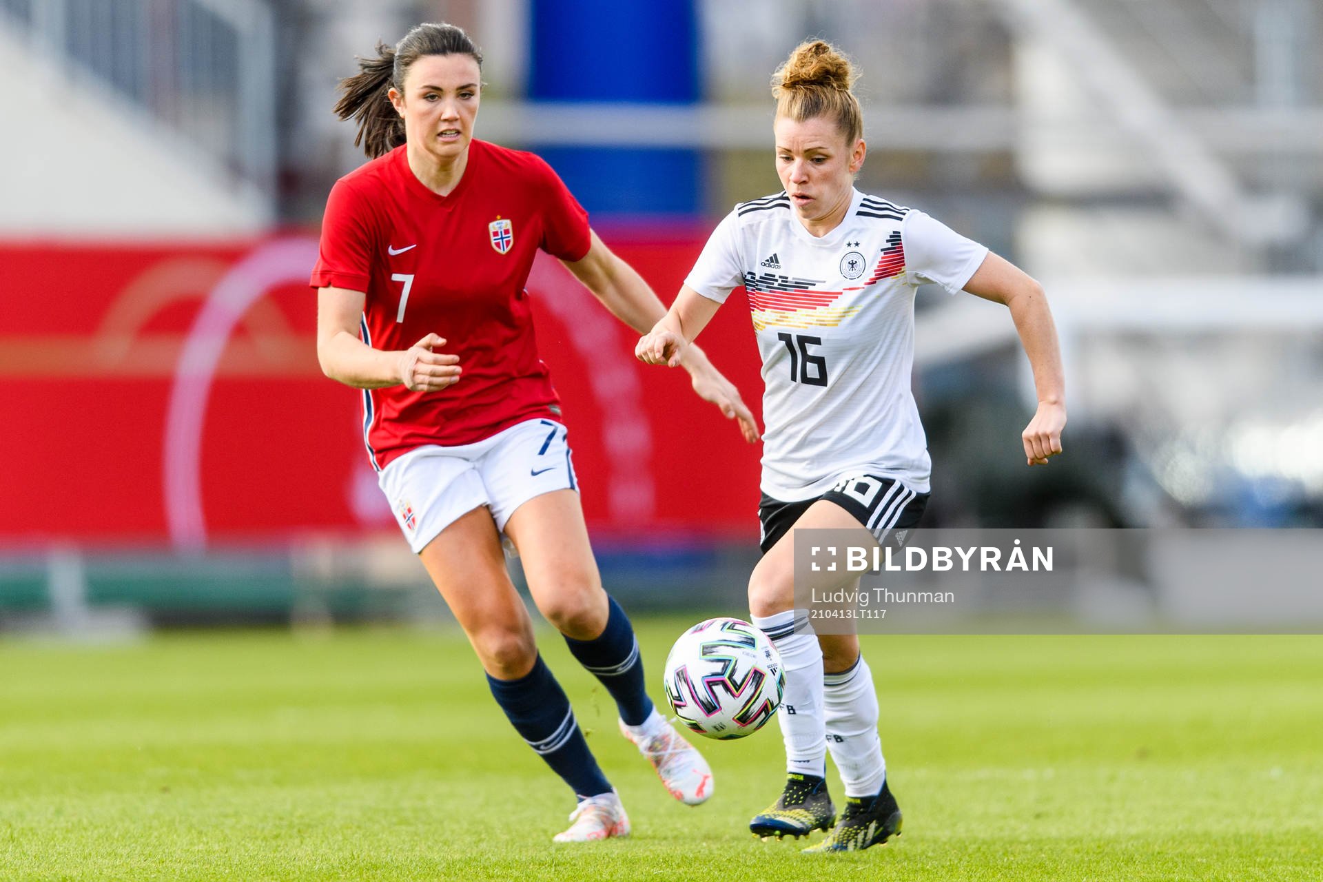 Ingrid Syrstad Engen of Norway and Linda Dallmann of Germany