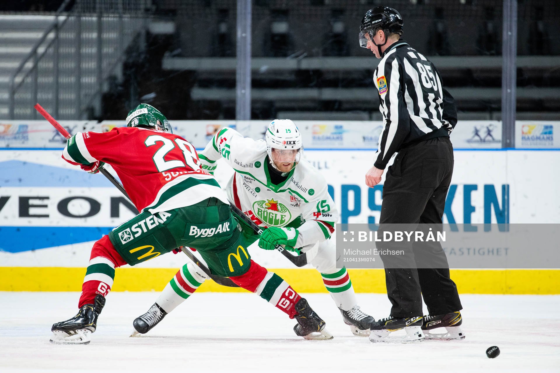 Frölundas Johan Sundström tekar mot Rögles Simon Ryfors