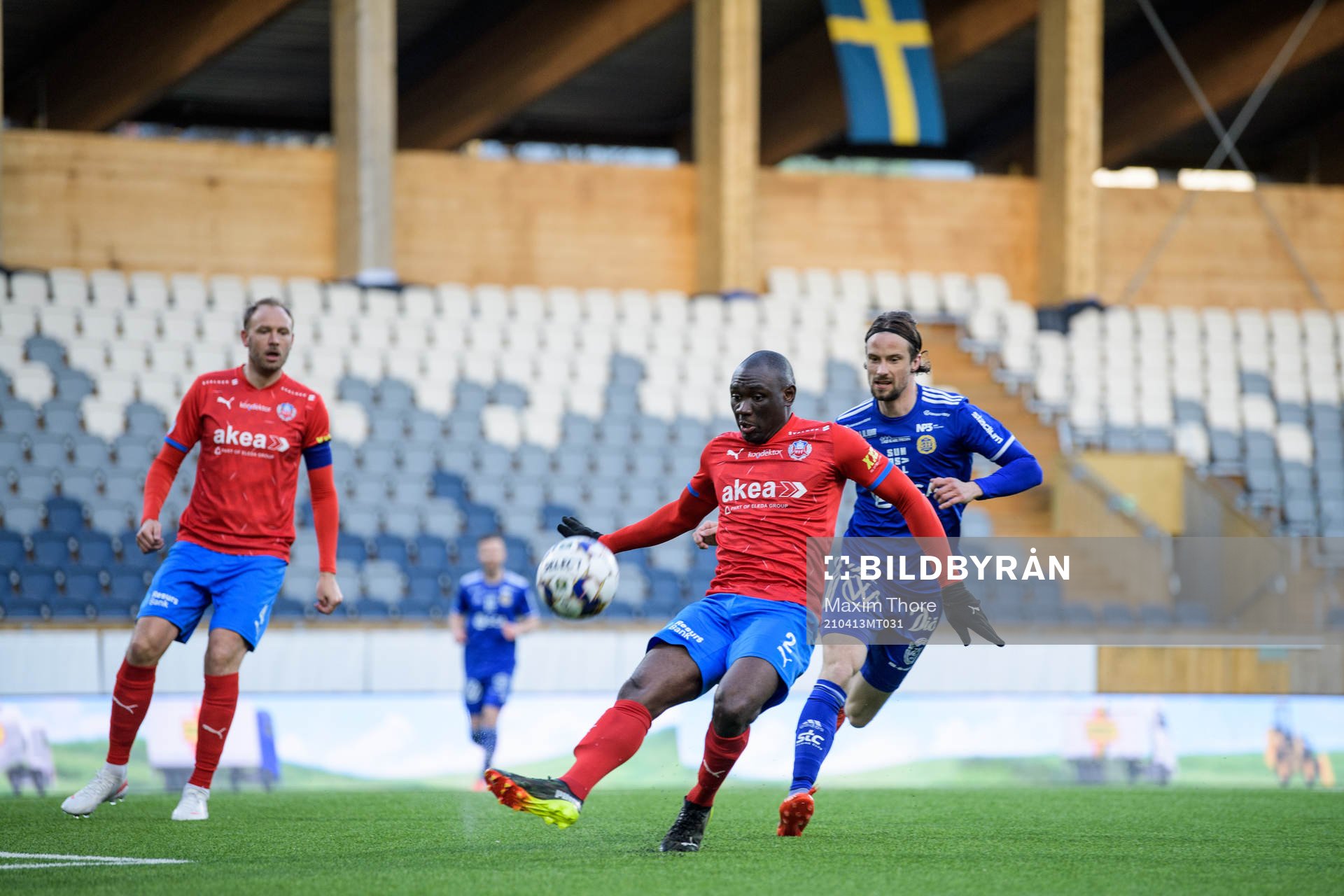 Helsingborgs Andreas Granqvist och Ravy Tsouka-Dozi mot Sundsvalls Linus Hallenius under fotbollsmatchen i Superettan mellan GIF Sundsvall och Helsingborg den 13 april 2021 i Uppsala.