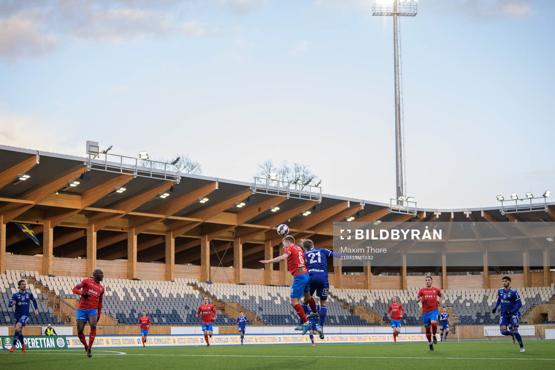Helsingborgs Andreas Landgren och Sundsvalls Pontus Engblom under fotbollsmatchen i Superettan mellan GIF Sundsvall och Helsingborg den 13 april 2021 i Uppsala.