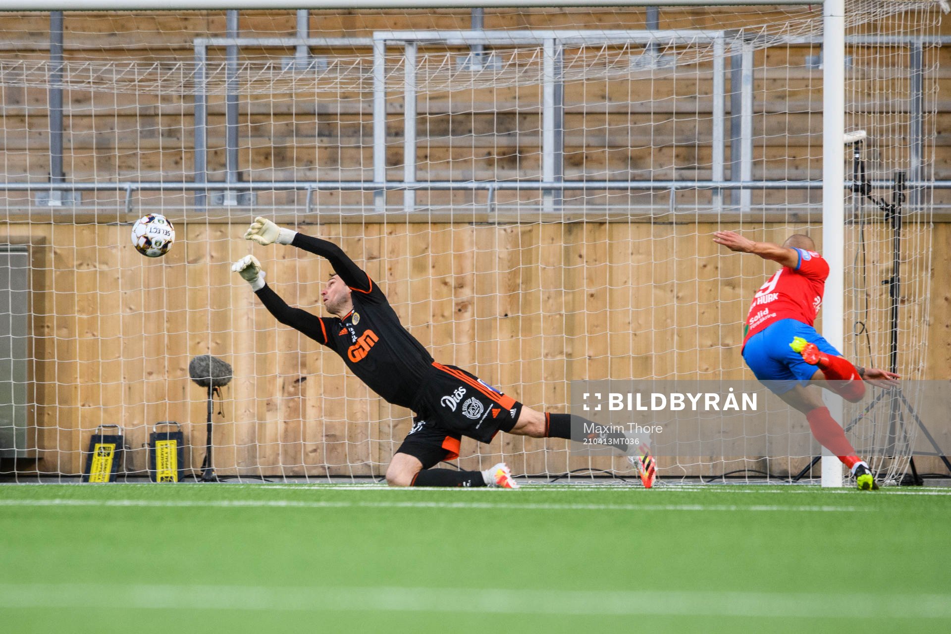 Sundsvalls målvakt Davor Blazevic släpper in 0-1 av