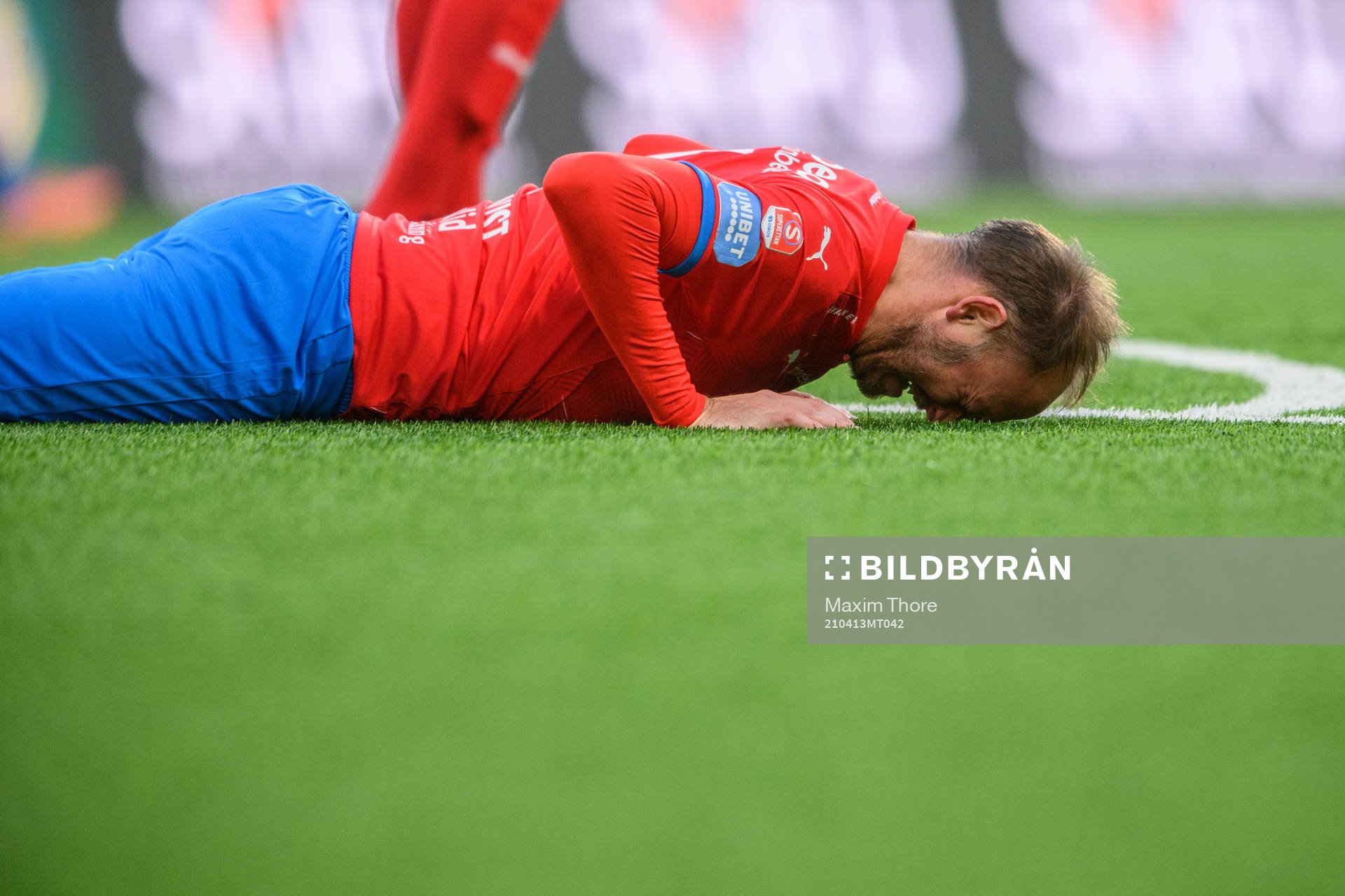 Helsingborgs Andreas Granqvist har ont under fotbollsmatchen i Superettan mellan GIF Sundsvall och Helsingborg den 13 april 2021 i Uppsala. 