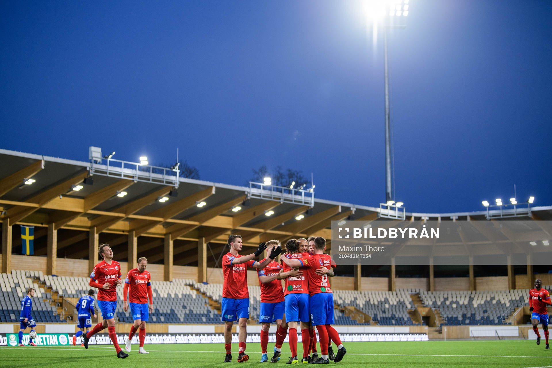Helsingborgs Anthony van den Hurk jublar med lagkamrater efter 1-2 under fotbollsmatchen i Superettan mellan GIF Sundsvall och Helsingborg den 13 april 2021 i Uppsala.