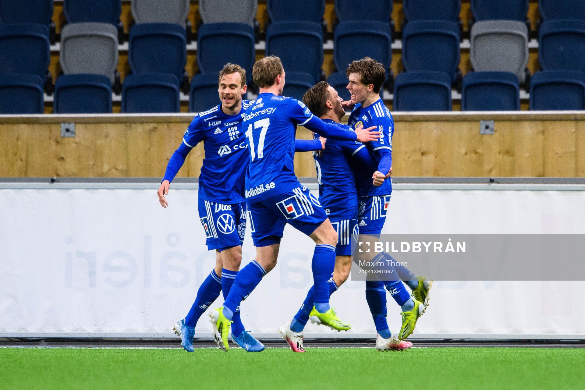 Sundsvalls Johan Bengtsson jublar med lagkamrater efter 2-2 under fotbollsmatchen i Superettan mellan GIF Sundsvall och Helsingborg den 13 april 2021 i Uppsala.