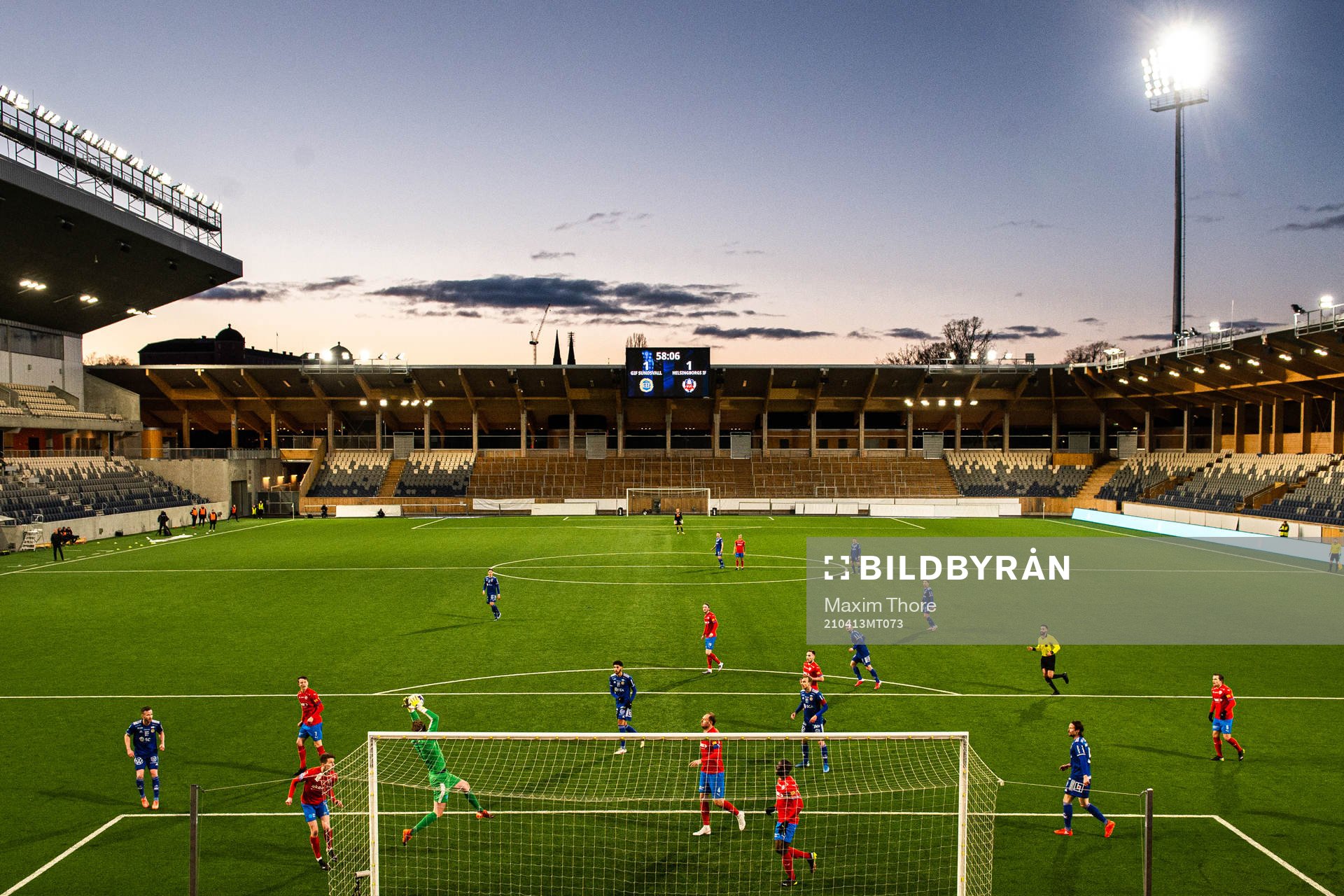 Helsingborgs målvakt Anders Lindegaard med en räddning på Studenternas IP under fotbollsmatchen i Superettan mellan GIF Sundsvall och Helsingborg den 13 april 2021 i Uppsala.