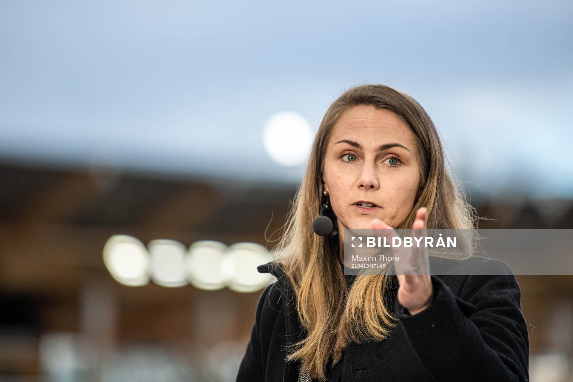 Emelie Ölander i Discovery+ studio