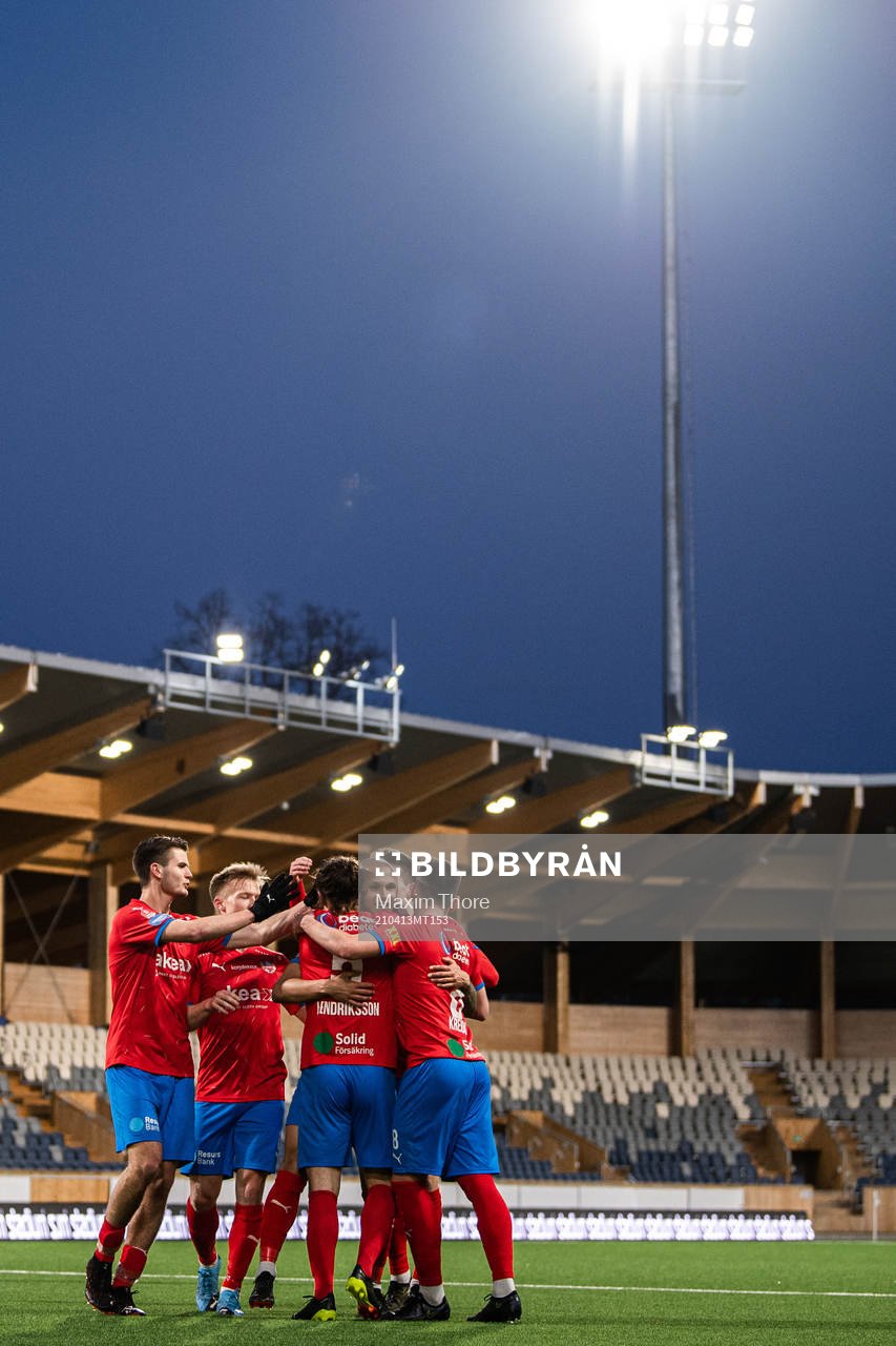 Helsingborgs Anthony van den Hurk jublar med lagkamrater efter 1-2 målet under fotbollsmatchen i Superettan mellan GIF Sundsvall och Helsingborg den 13 april 2021 i Uppsala.