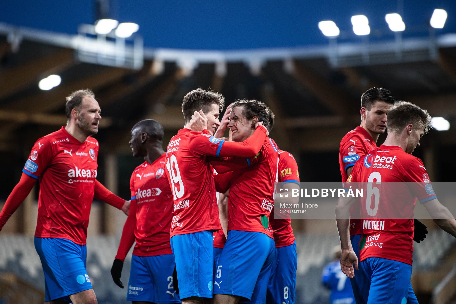 Helsingborgs Bödvar Bödvarsson och Brandur Hendriksson Olsen jublar efter 1-2 under fotbollsmatchen i Superettan mellan GIF Sundsvall och Helsingborg den 13 april 2021 i Uppsala.