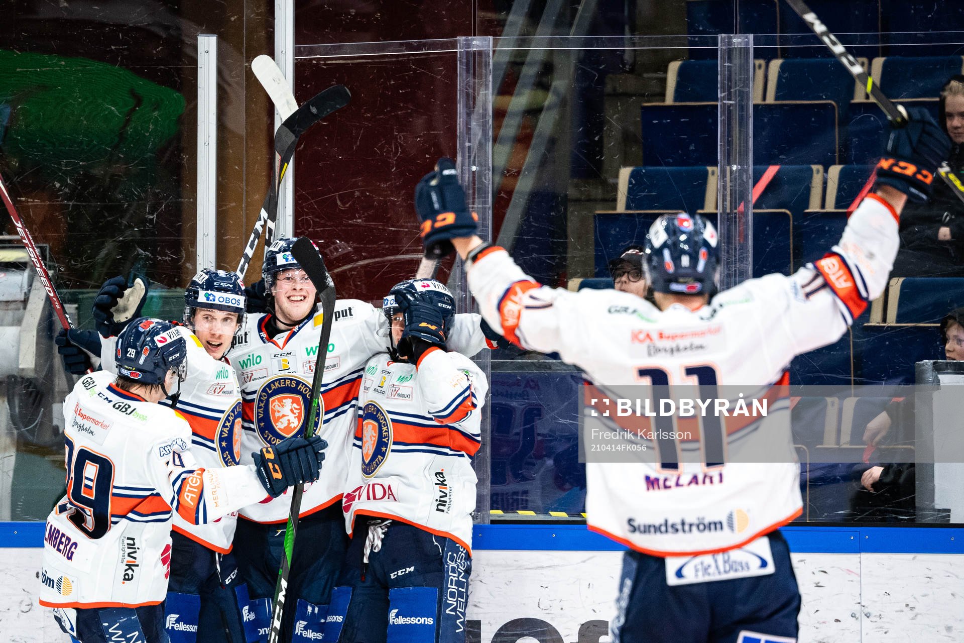 Växjös Fredrik Karlström jublar med lagkamrater