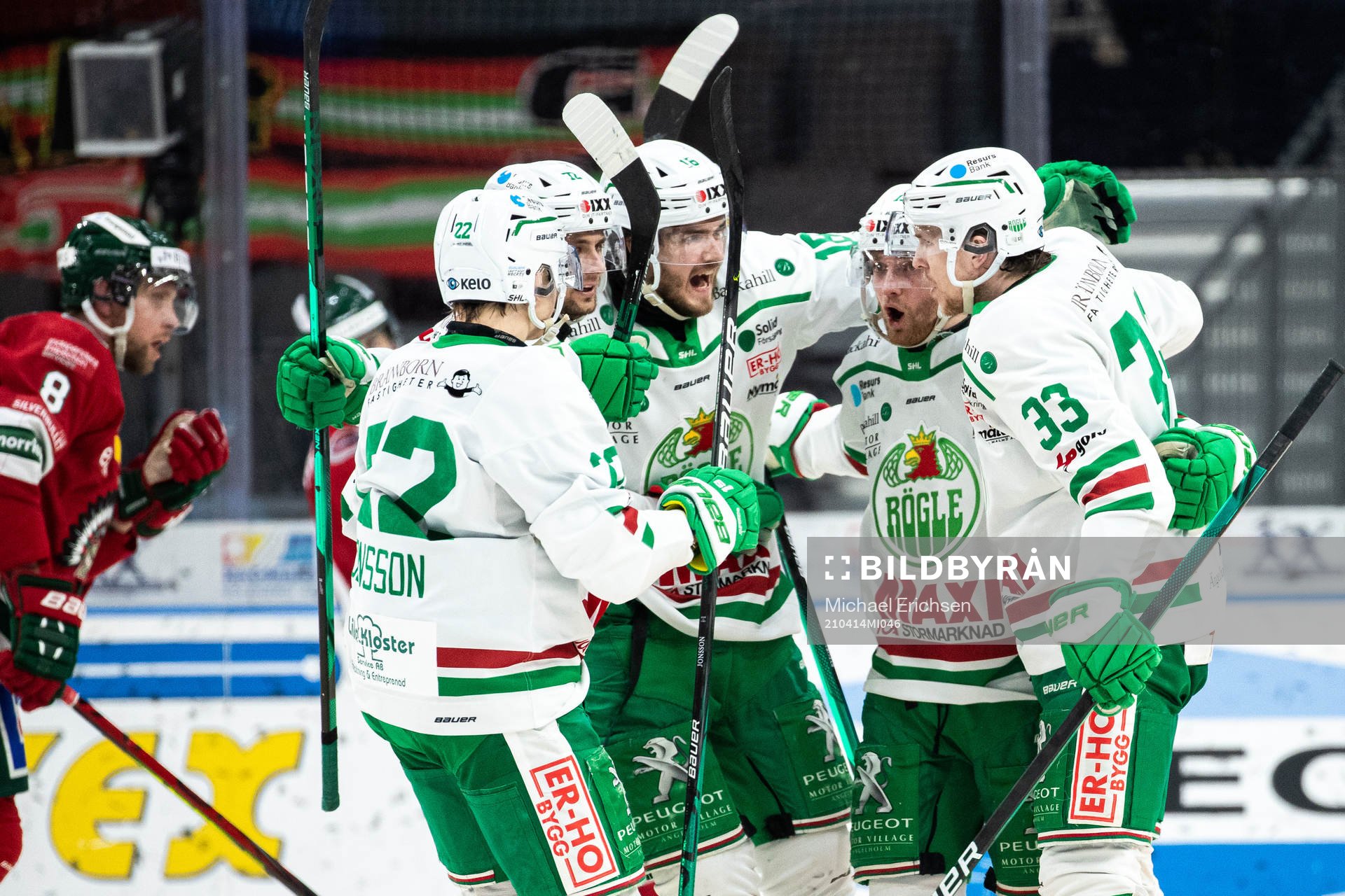 Rögles Niklas Hansson jublar med lagkamrater