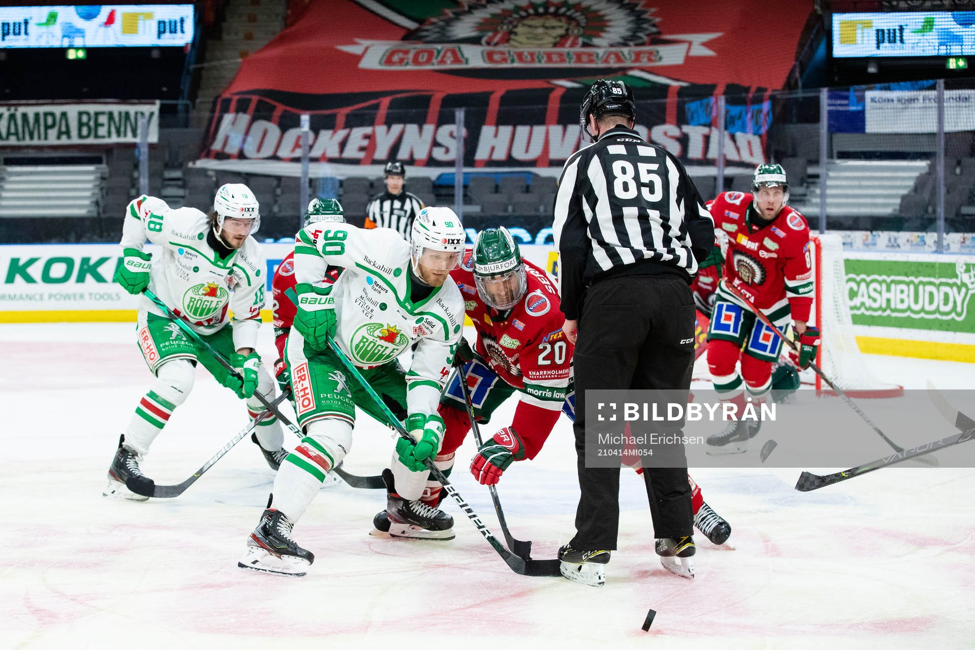 Rögles Ted Brithén tekar mot Frölundas Joel Lundqvist