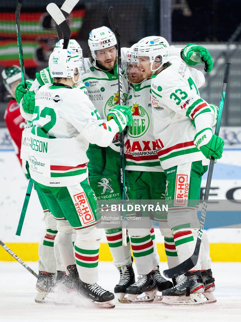 Rögles Niklas Hansson jublar med lagkamrater