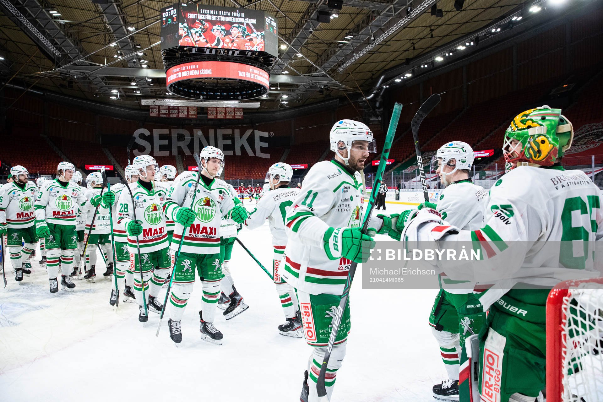 Rögles Mattias Sjögren jublar med målvakt Christoffer