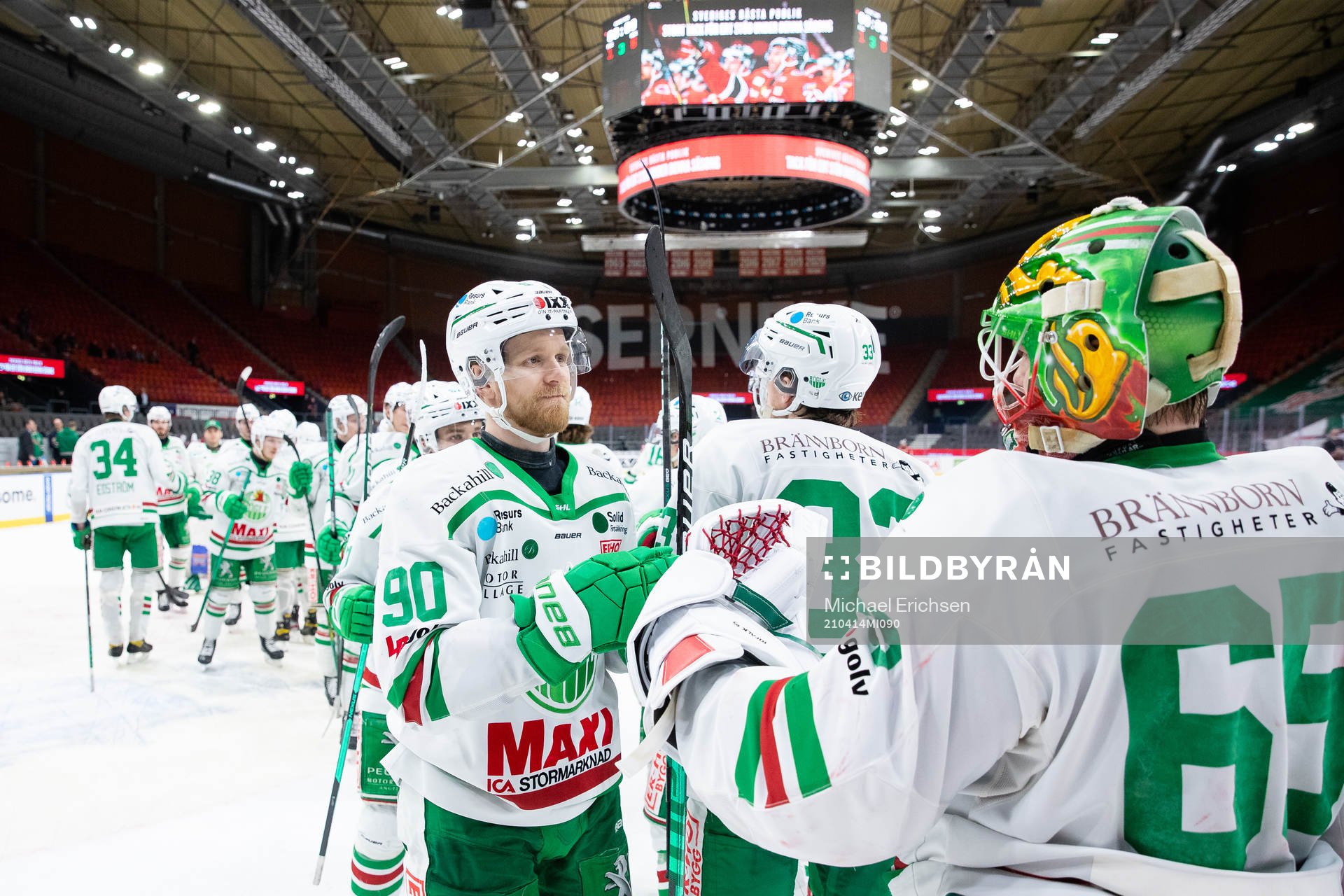 Rögles Ted Brithén och målvakt Christoffer Rifalk jublar