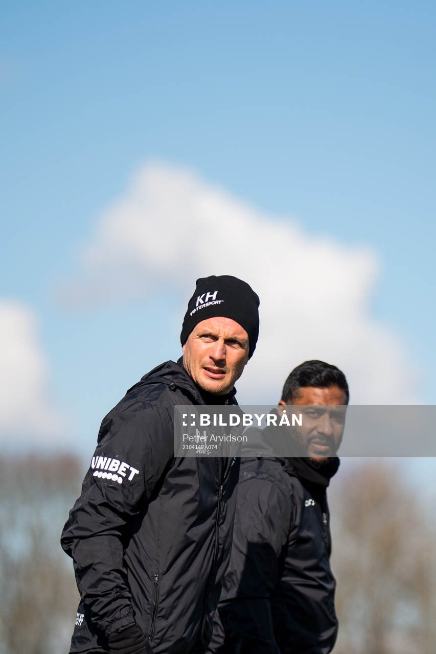 Tränare Kristian Haynes och assisterande tränare Alexander Tengryd under en träning med Trelleborg den 14 april 2021 i Trelleborg. 