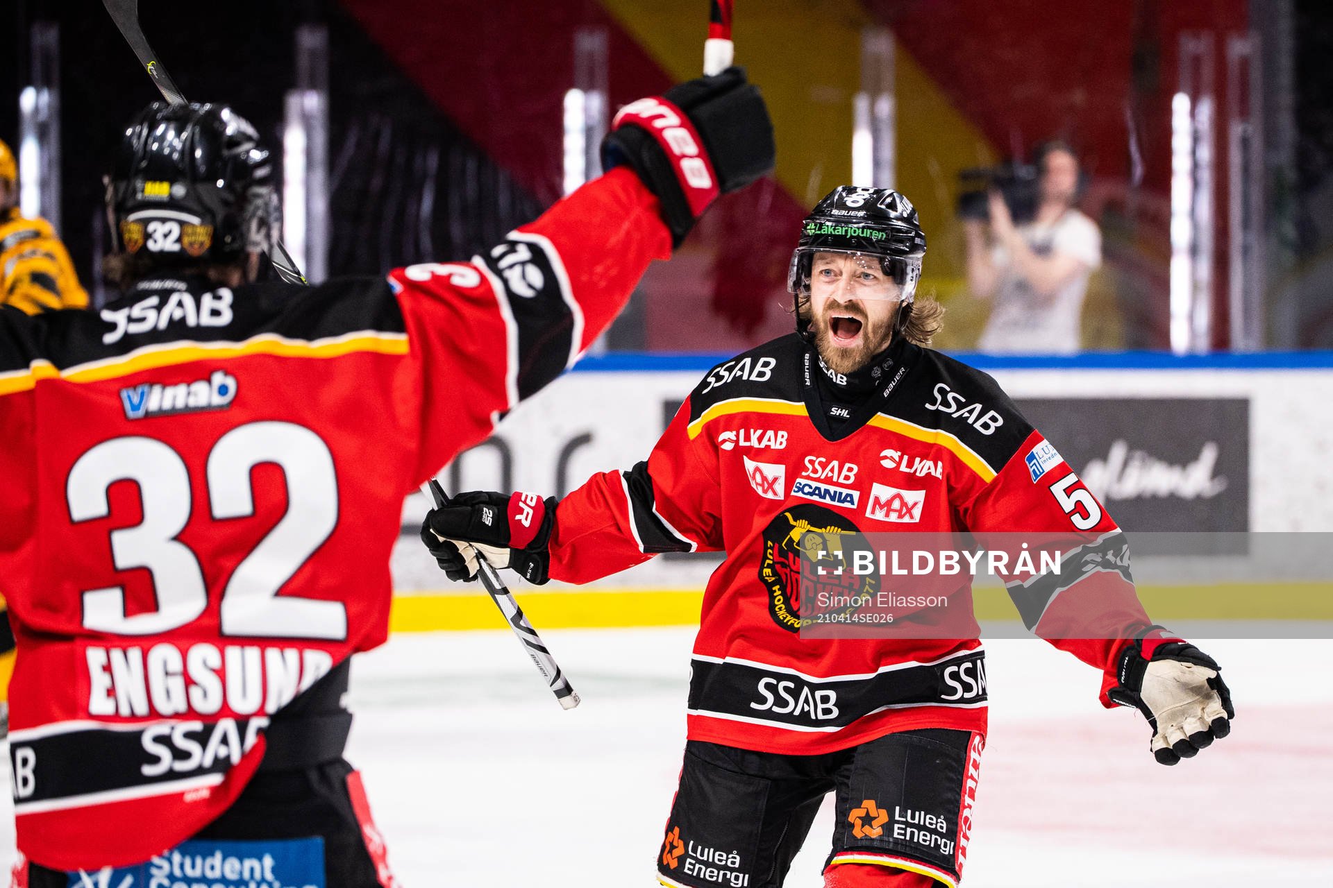 Luleås Daniel Sondell jublar med lagkamrater