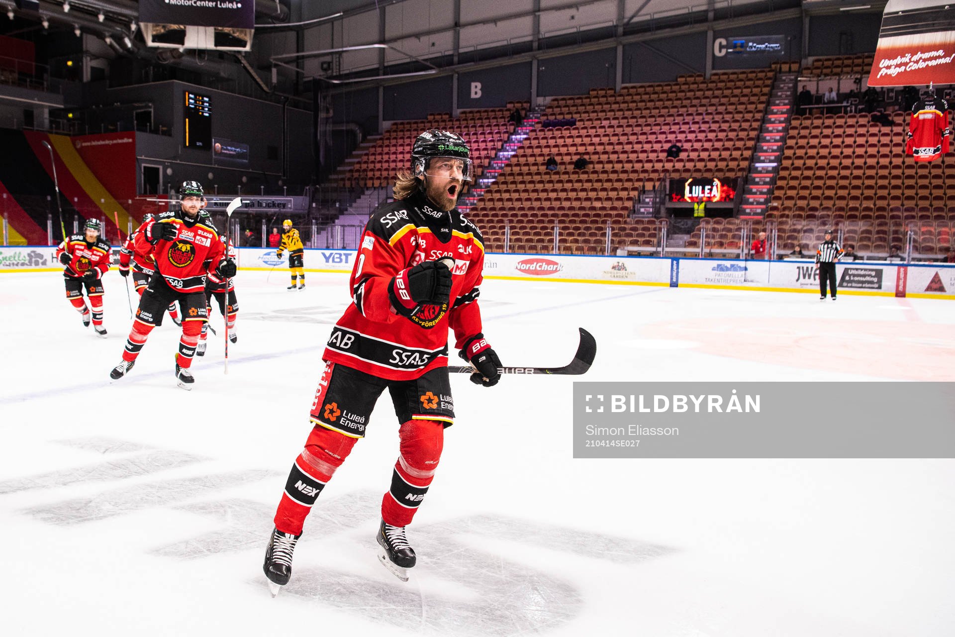 Luleås Daniel Sondell jublar med lagkamrater