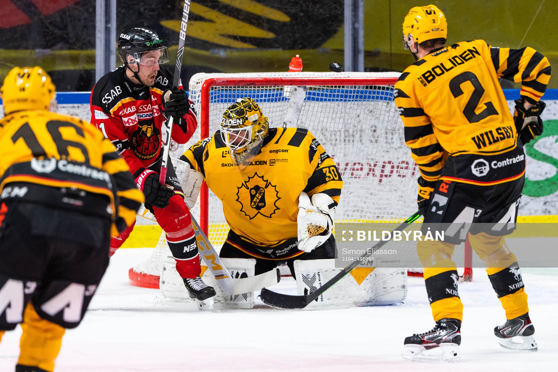Luleås Juhani Tyrväinen och Skellefteås målvakt Gustaf