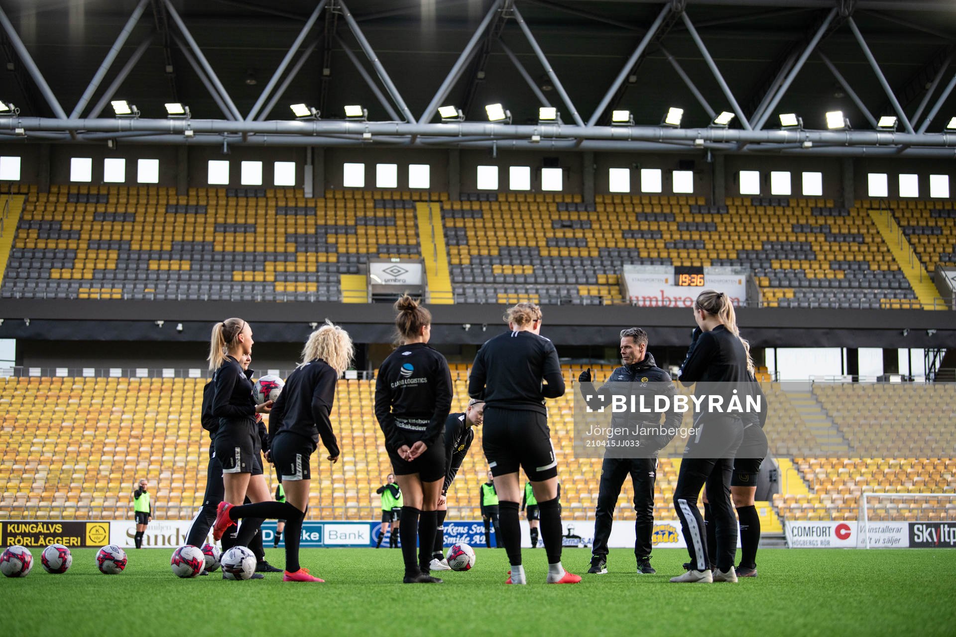 tränare Joakim Carlsson håller genomgång under en träning med Elfsborgs damlag den 15 april 2021 i Borås. 