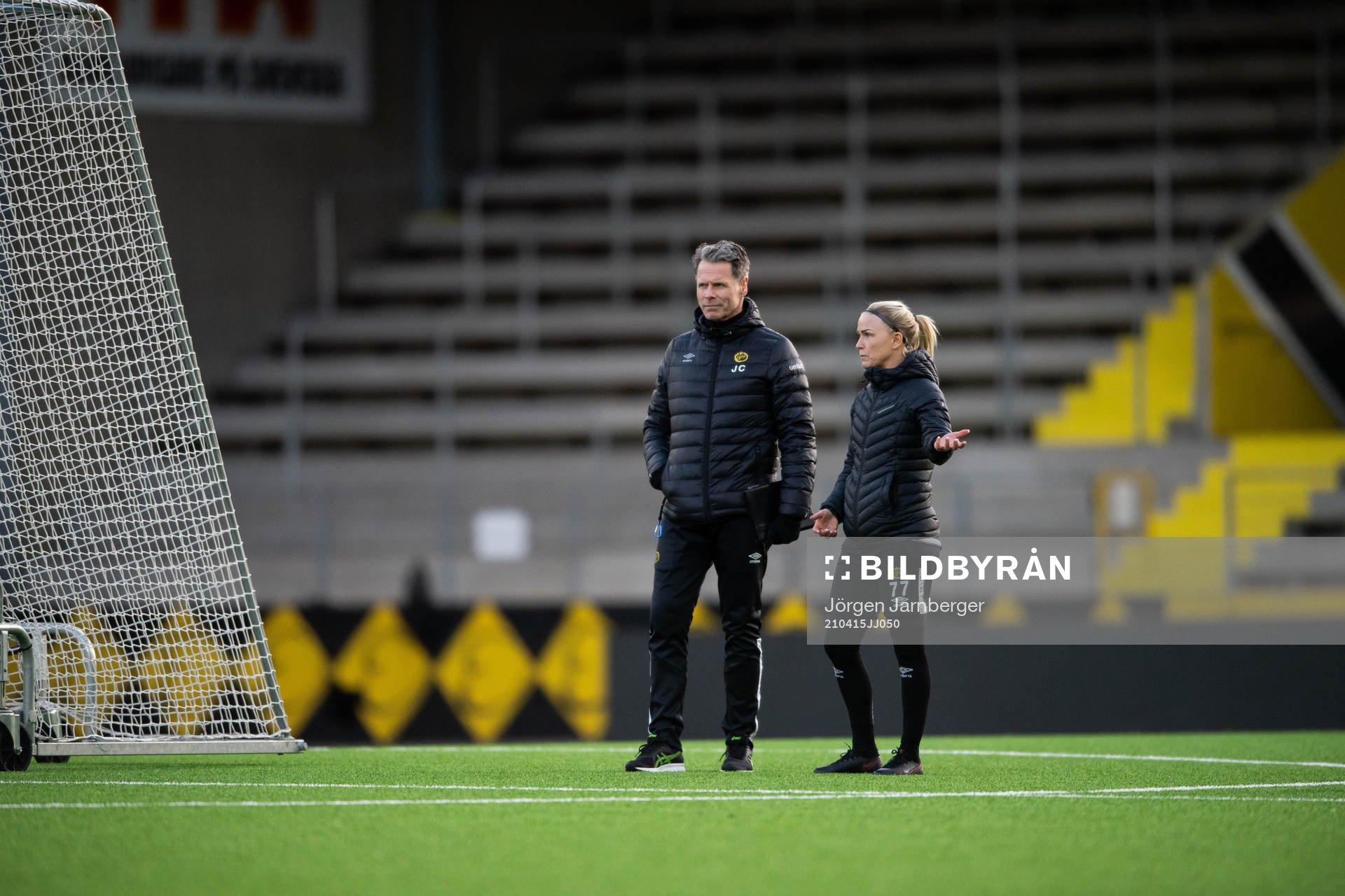 tränare Joakim Carlsson och assisterande tränare Sara