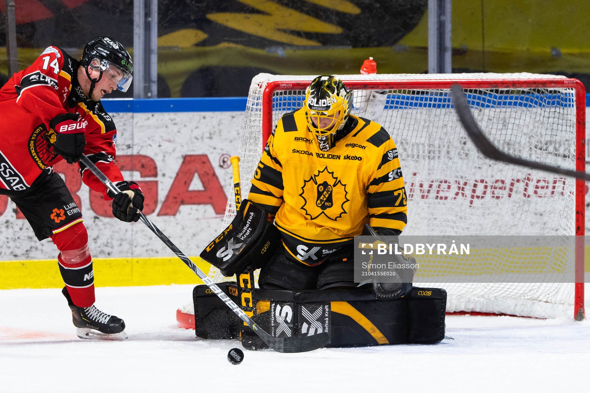 Luleås Jonas Berglund och Skellefteås målvakt Arvid