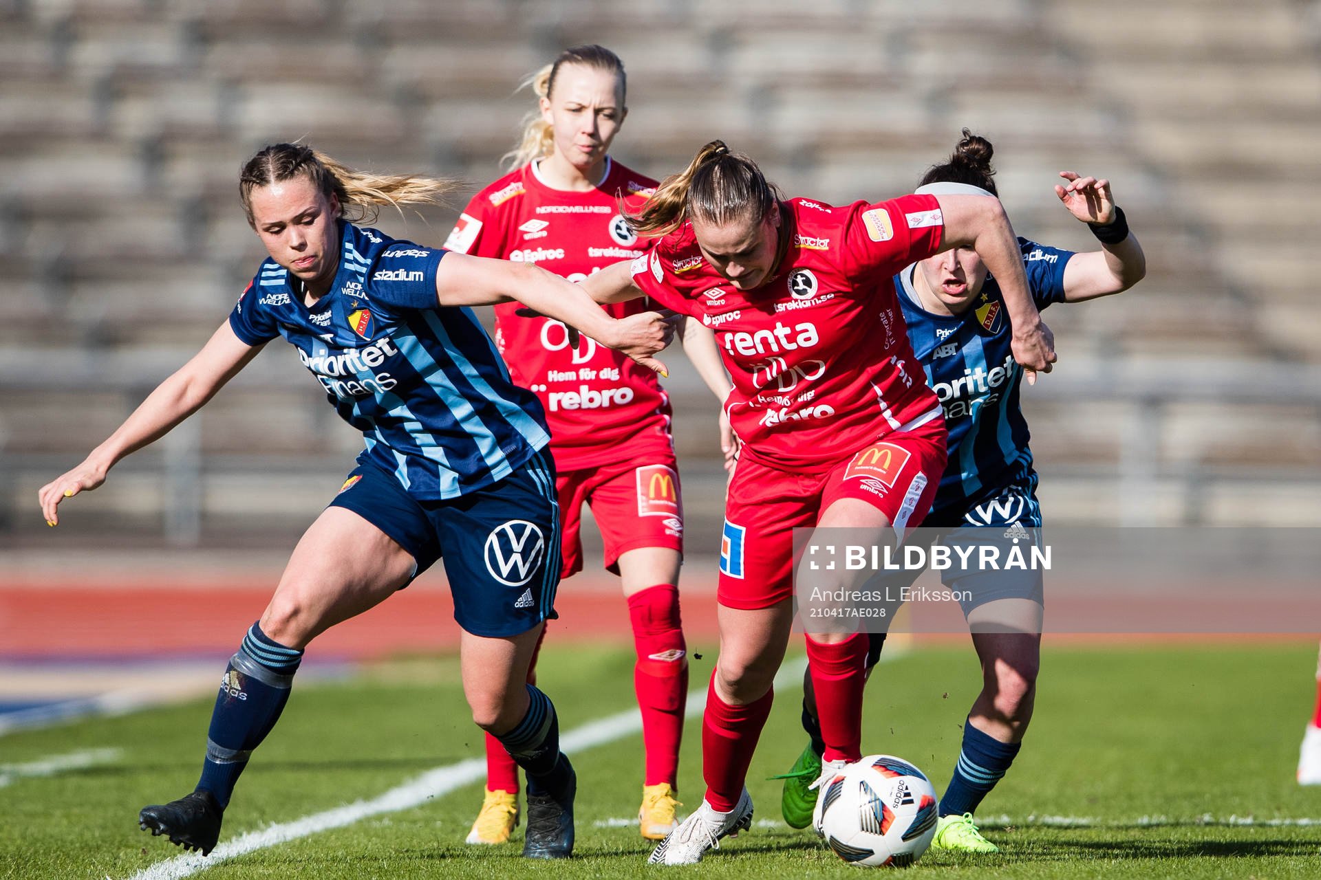 Djurgårdens Hanna Ekengren och Hayley Dowd jagar Örebros