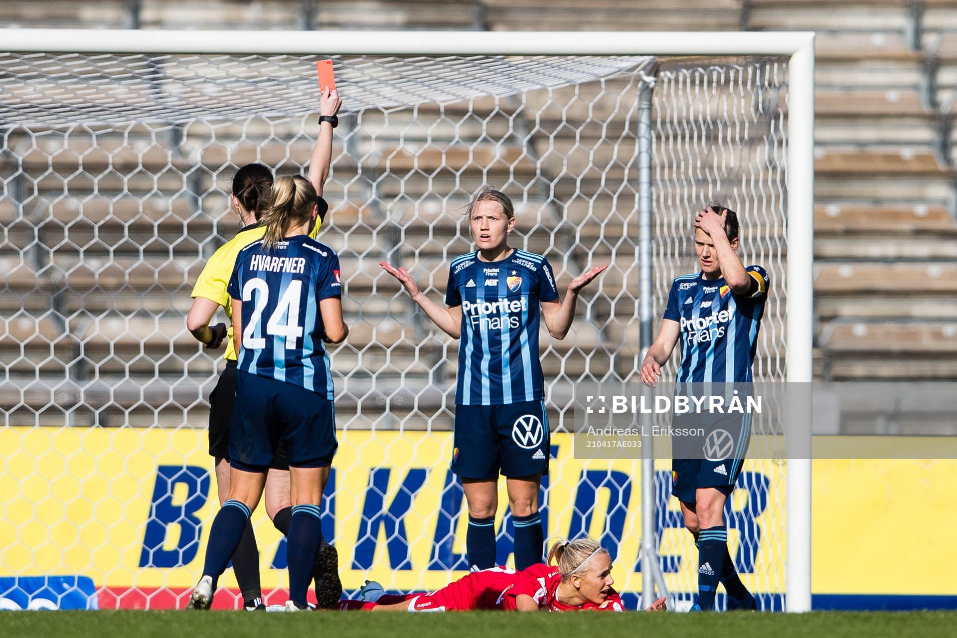 Domare Lovisa Johansson ger Djurgårdens Sara Olai ett