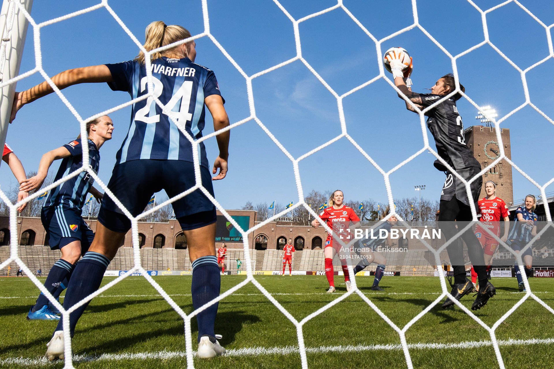 Djurgårdens Louise Hvarfner och målvakt Kelsey Daugherty