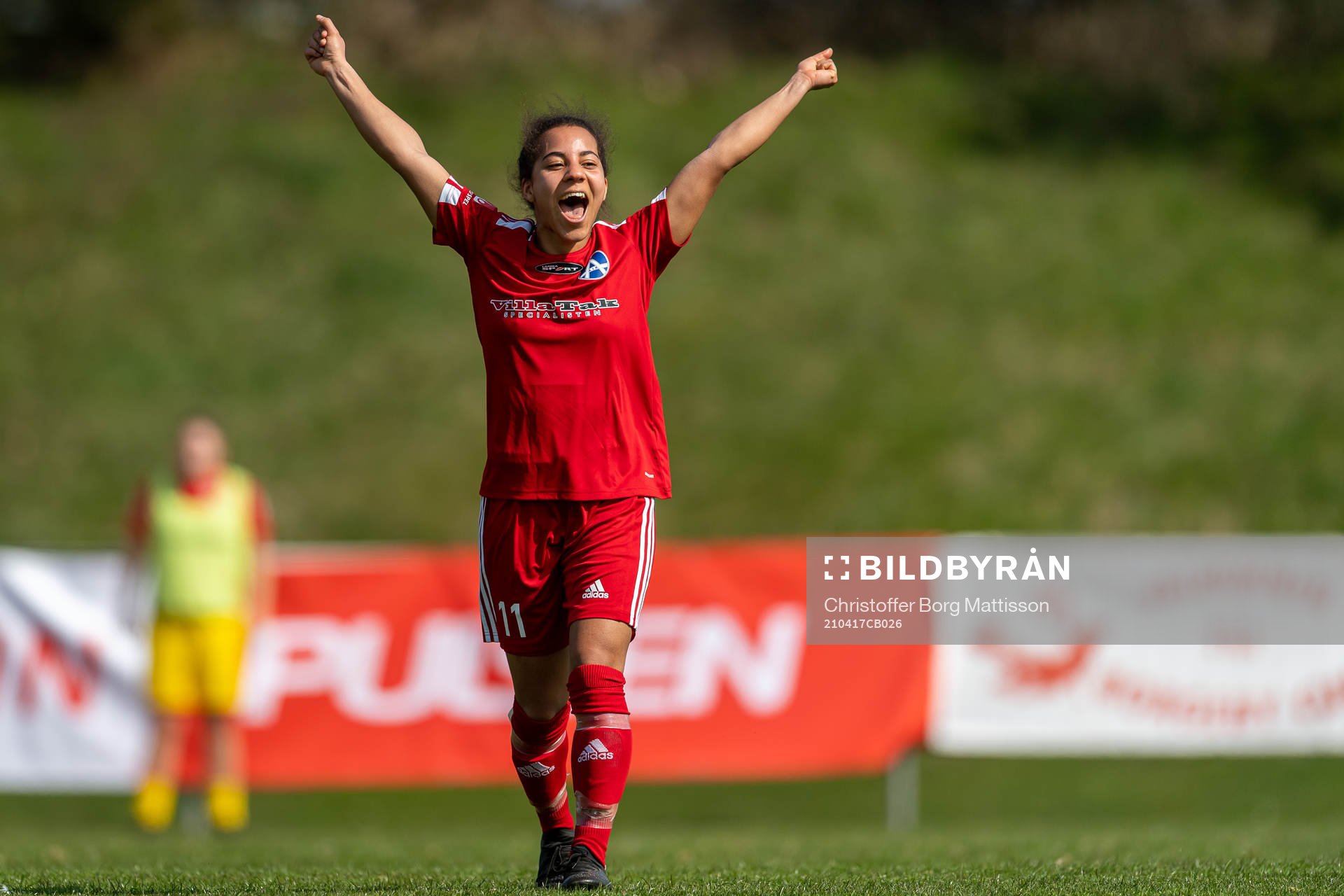 Älvsjös Naomi Okhiria jublar