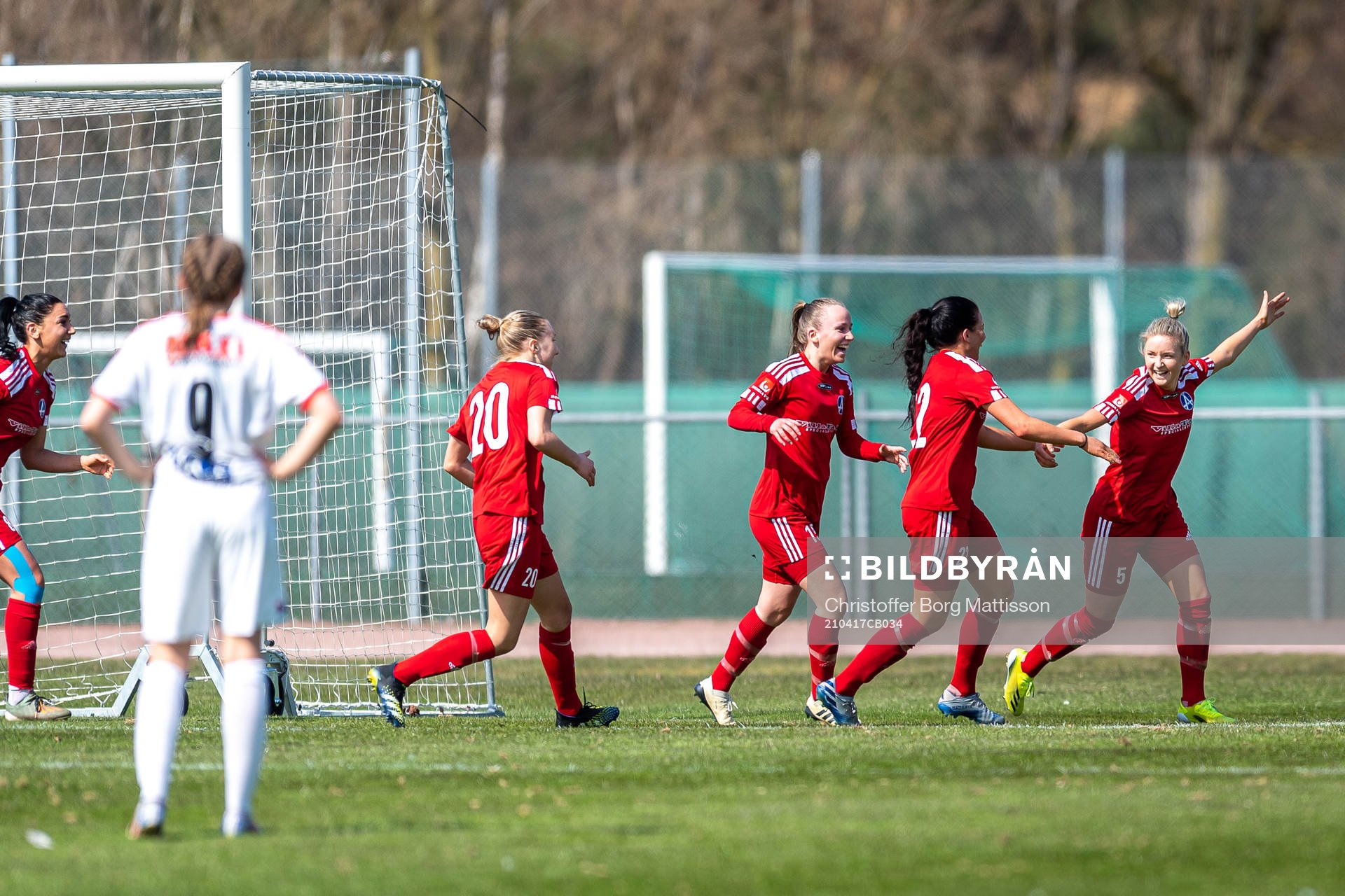 Älvsjös Ellinor Johansson jublar tillsammans med lagkamrater efter 1-1 under fotbollsmatchen i Elitettan mellan Borgeby och Älvsjö den 17 april 2021 i Borgeby.