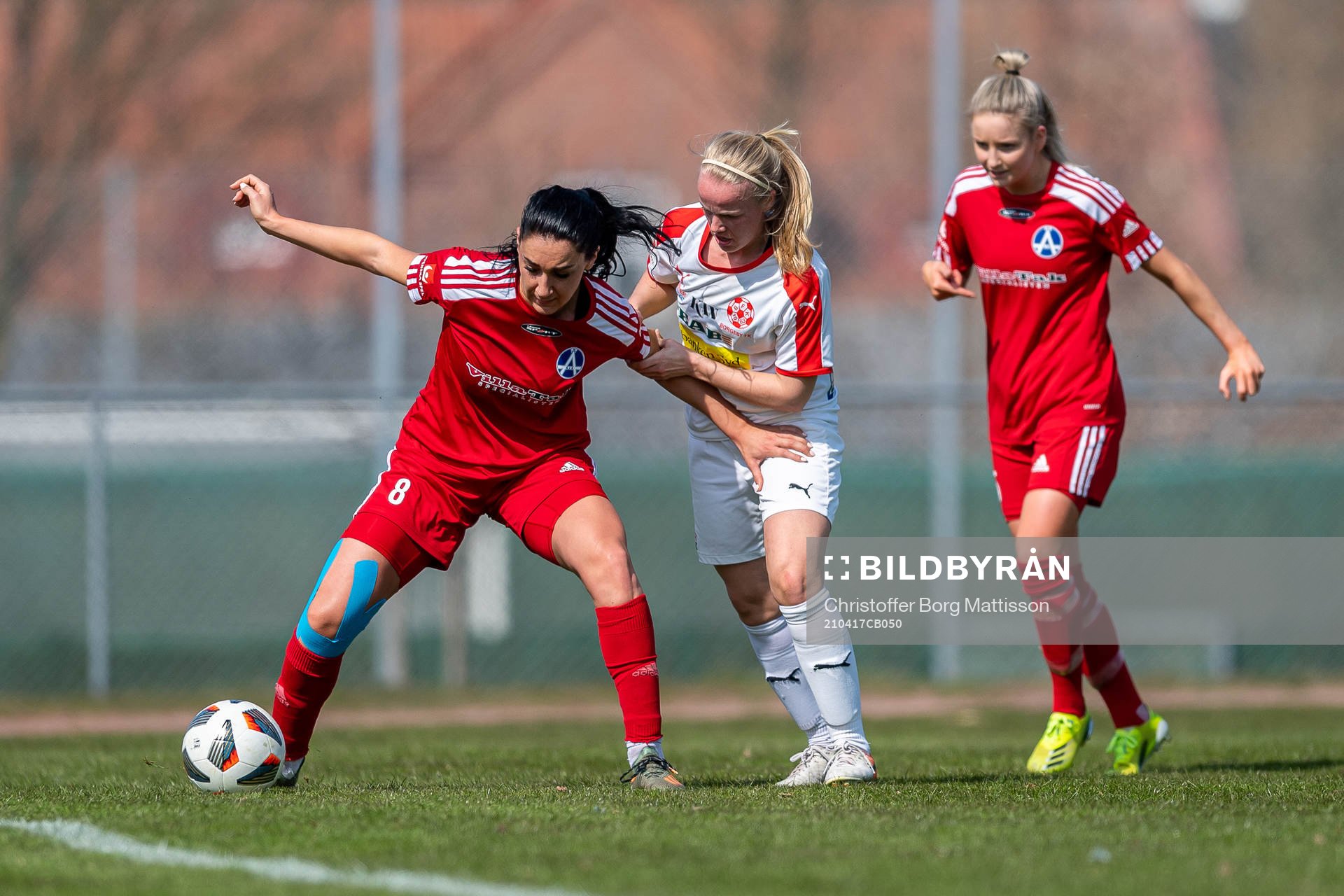 Älvsjös Maria Poli mot Borgebys Emma Bengtsson under fotbollsmatchen i Elitettan mellan Borgeby och Älvsjö den 17 april 2021 i Borgeby.
