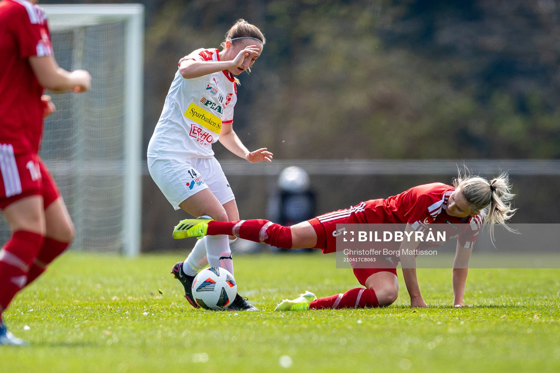 Borgebys Tilde Olsson mot Älvsjös Ellinor Johansson under fotbollsmatchen i Elitettan mellan Borgeby och Älvsjö den 17 april 2021 i Borgeby.