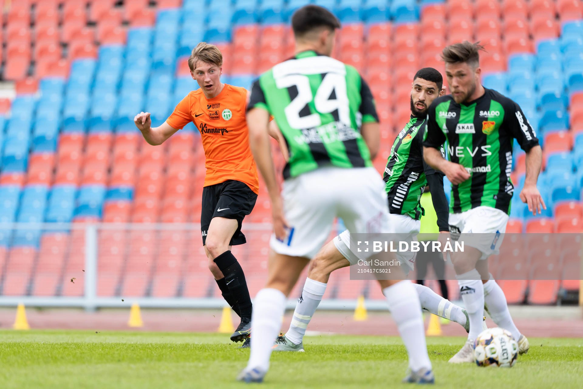 Västerås Albin Sporrong skjuter mot mål och bollen går