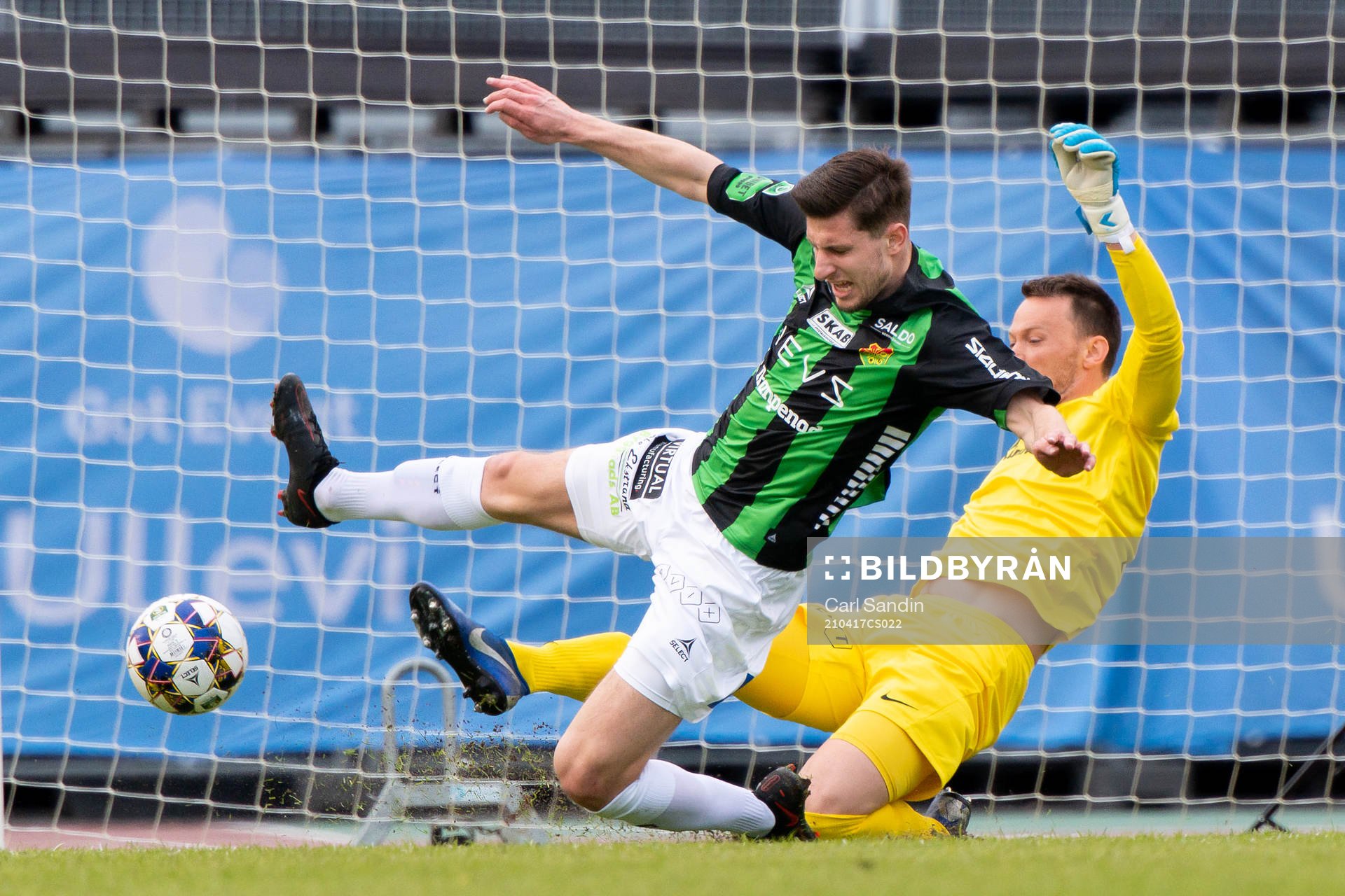 GAIS Adnan Maric och Västerås målvakt Anton Fagerström