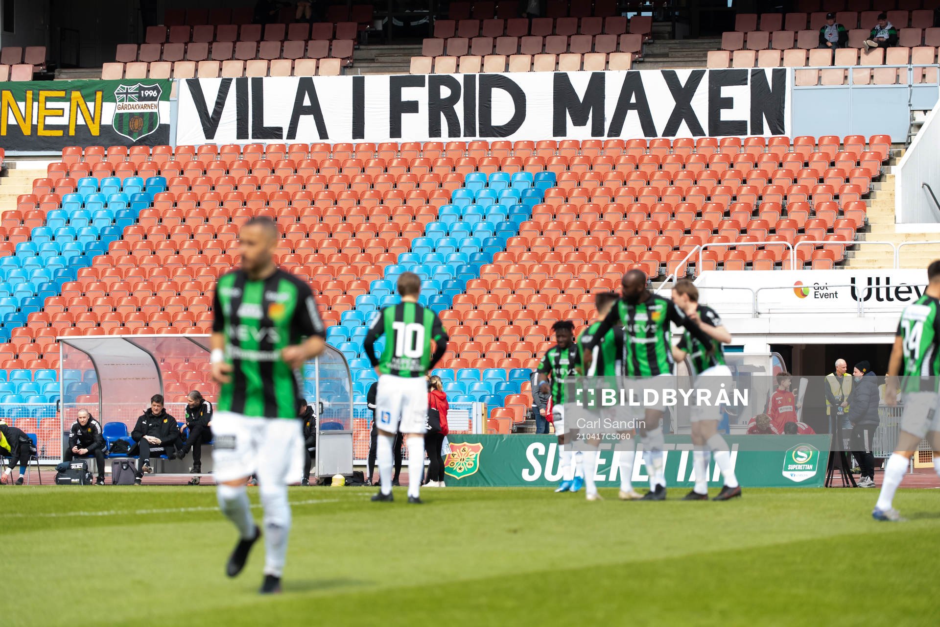 En banderoll med texten Vila i frid Maxen