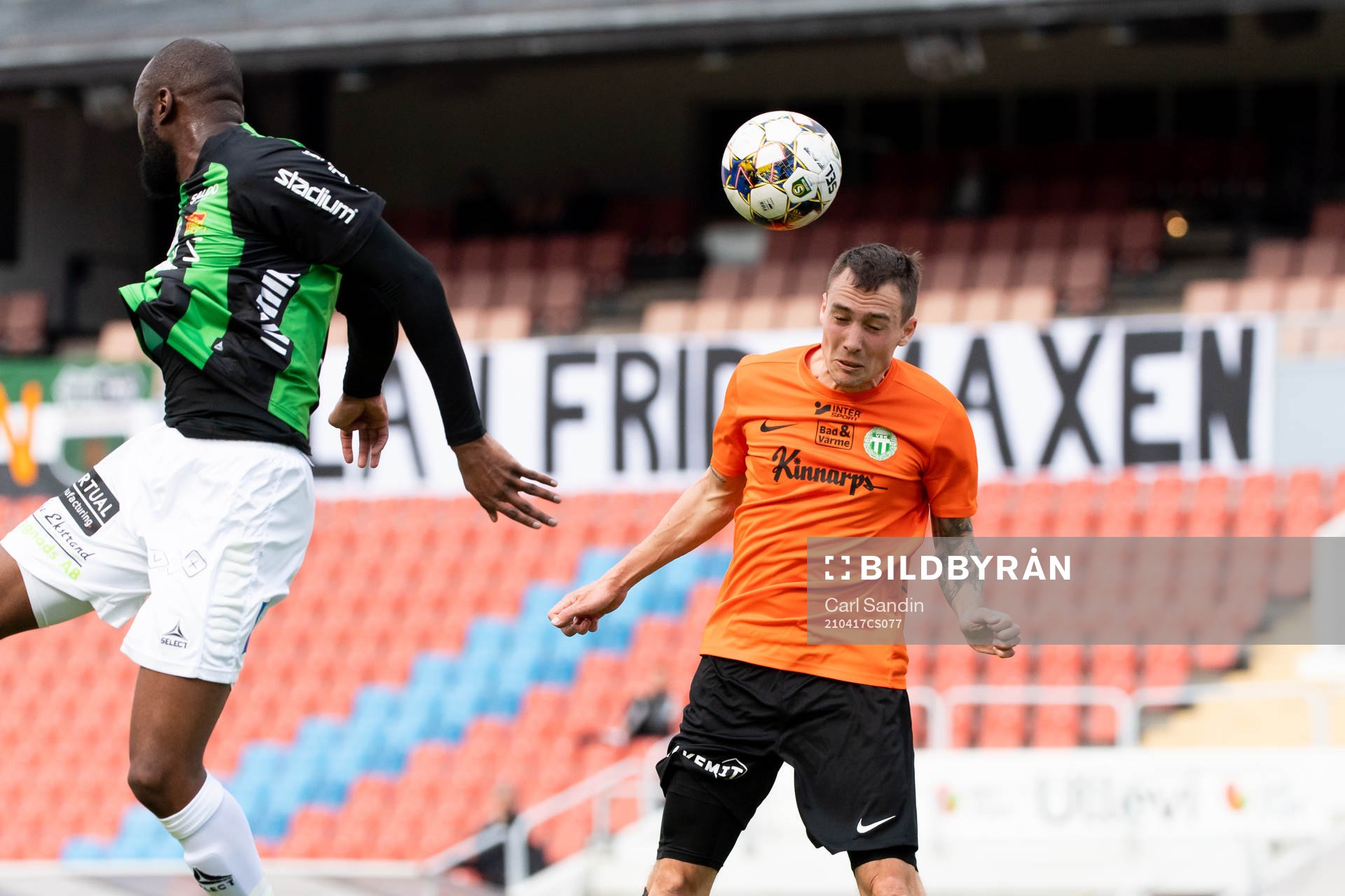 Västerås Filip Tronét nickar bollen