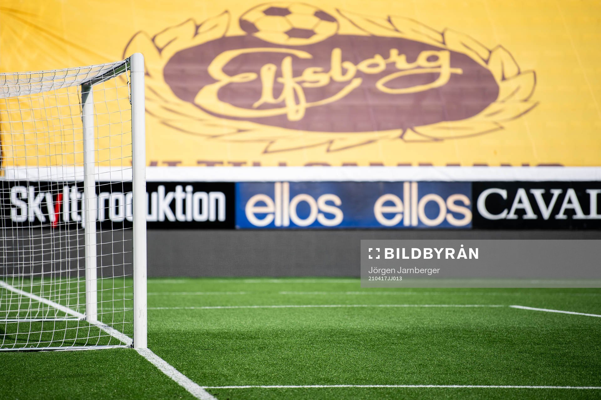Ett fotbollsmål med Elfsborg logga i bakgrunden under en träning med Elfsborg den 17 april 2021 i Borås. 