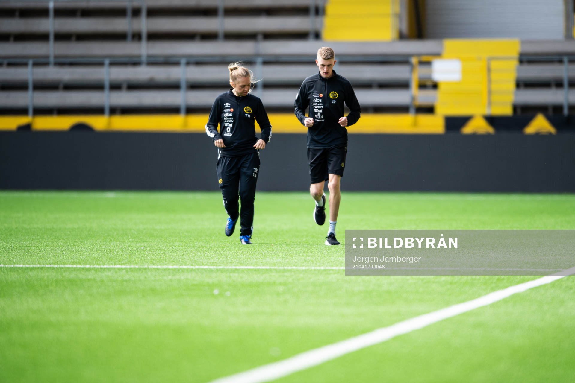 fysioterapeut Tania Nilsson med Alexander Bernhadsson