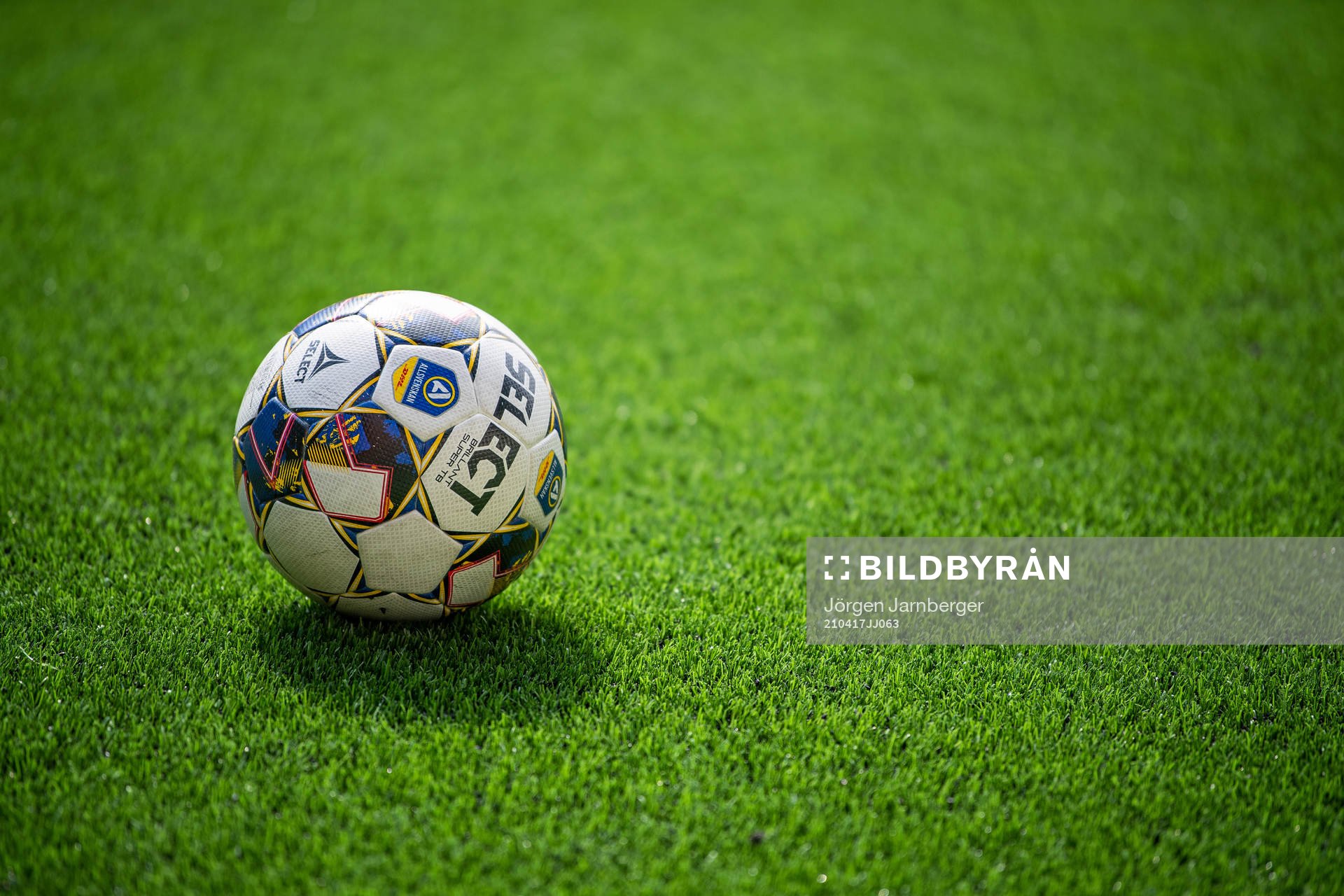 En fotboll på konstgräset
