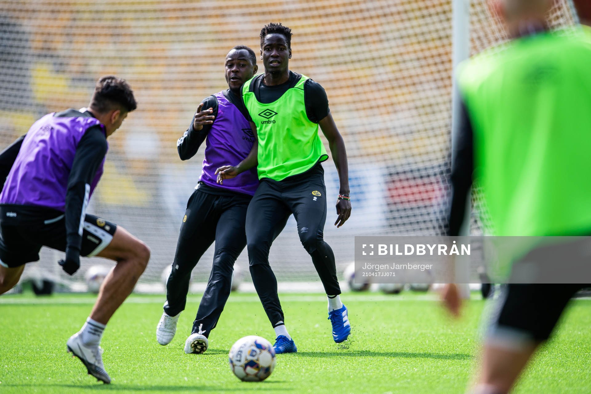 Joseph Stanley Okumu och Prince Isaac Kouame under en träning med Elfsborg den 17 april 2021 i Borås. 
