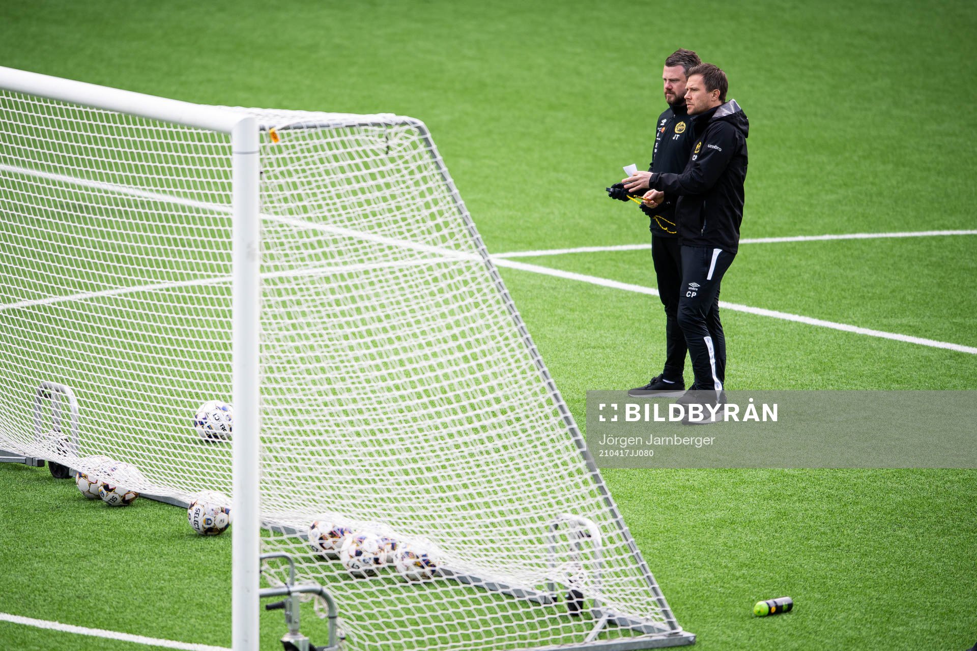 manager Jimmy Thelin och assisterande tränare Christer Persson under en träning med Elfsborg den 17 april 2021 i Borås. 