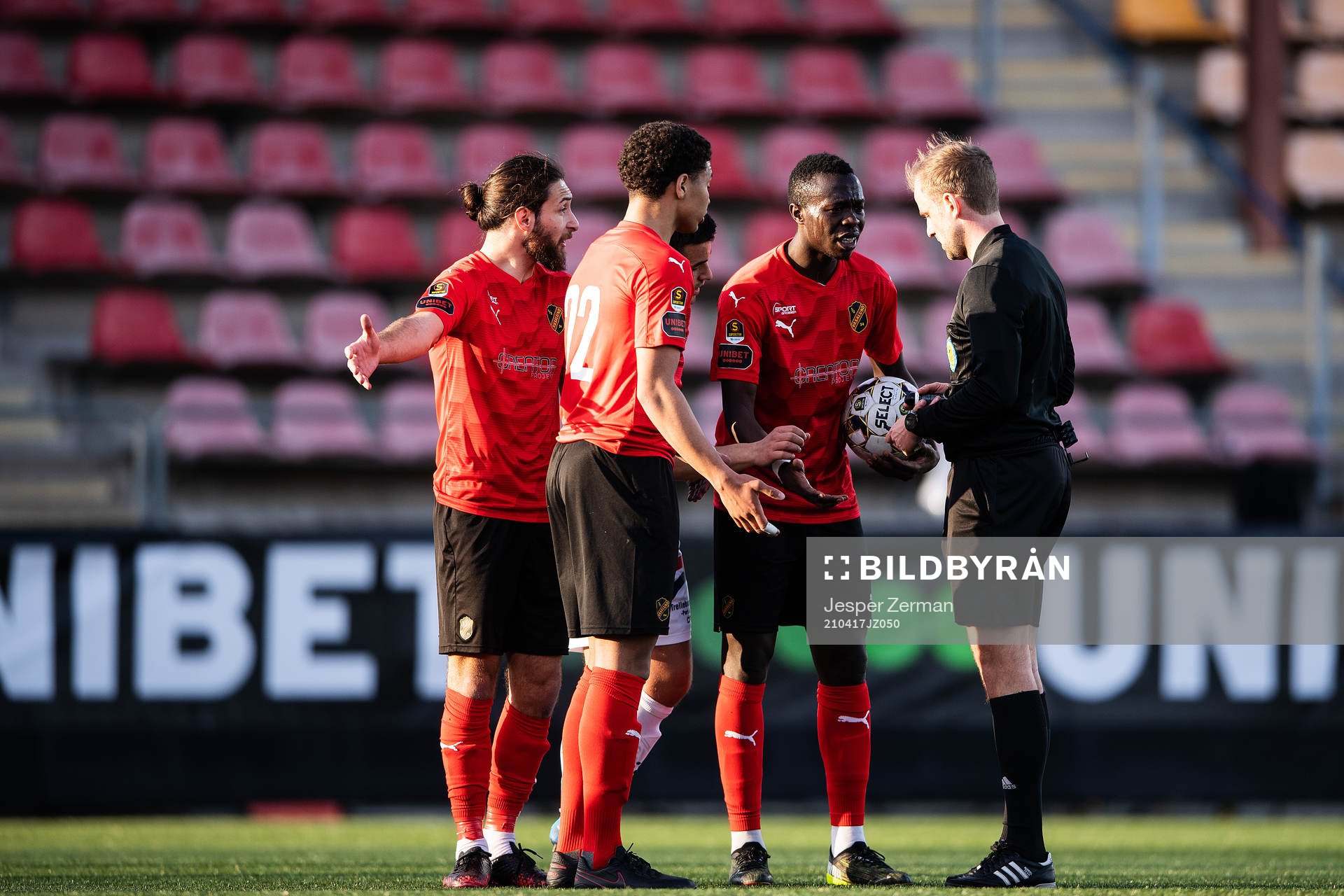 Vasalunds Elias Durmaz, Isak Hellgren Villegas och Mai Traore i samtal med domare Richard Sundell under fotbollsmatchen i Superettan mellan Vasalund och Trelleborg den 17 april 2021 i Stockholm.